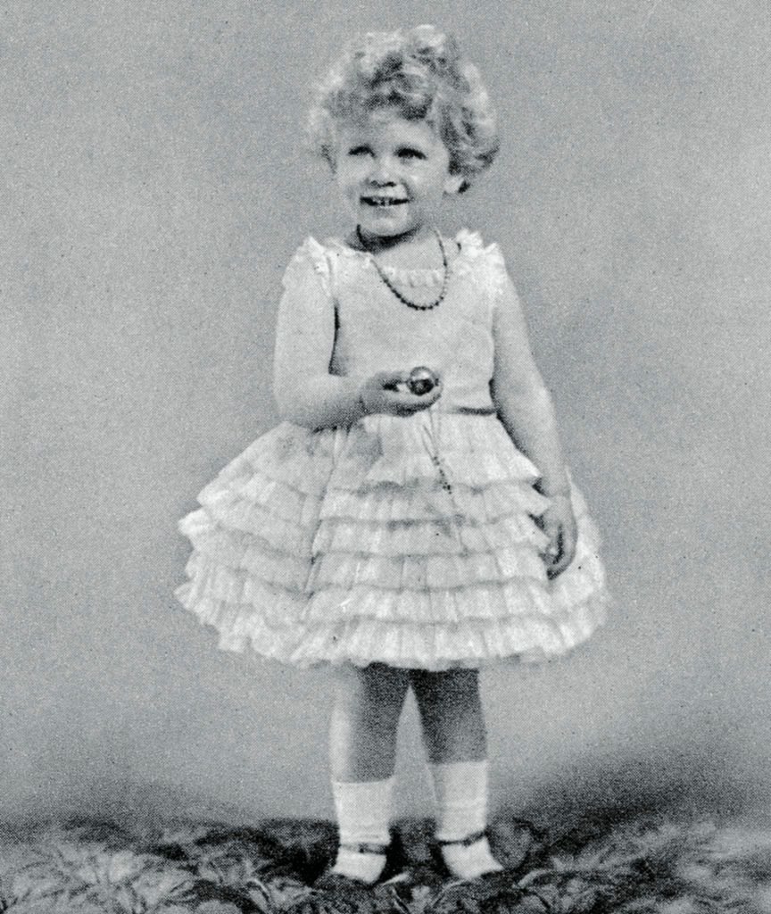 La reine Elizabeth pose pour une photo pendant son enfance, vers les années 1930. | Source : Getty Images