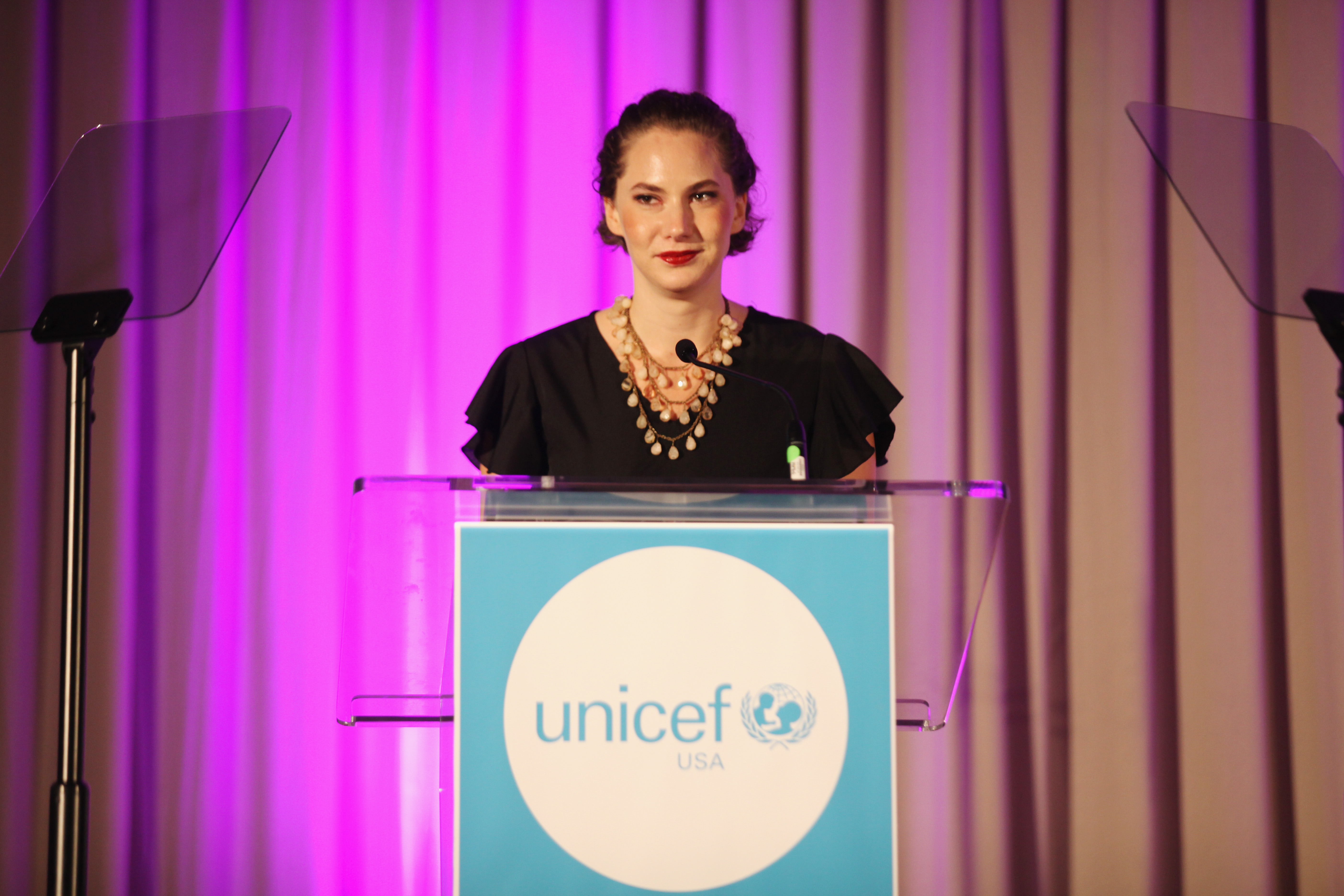 Emma Kathleen Hepburn Ferrer prend la parole lors du deuxième gala annuel de l'UNICEF à San Francisco, en Californie, le 22 septembre 2018 | Source : Getty Images