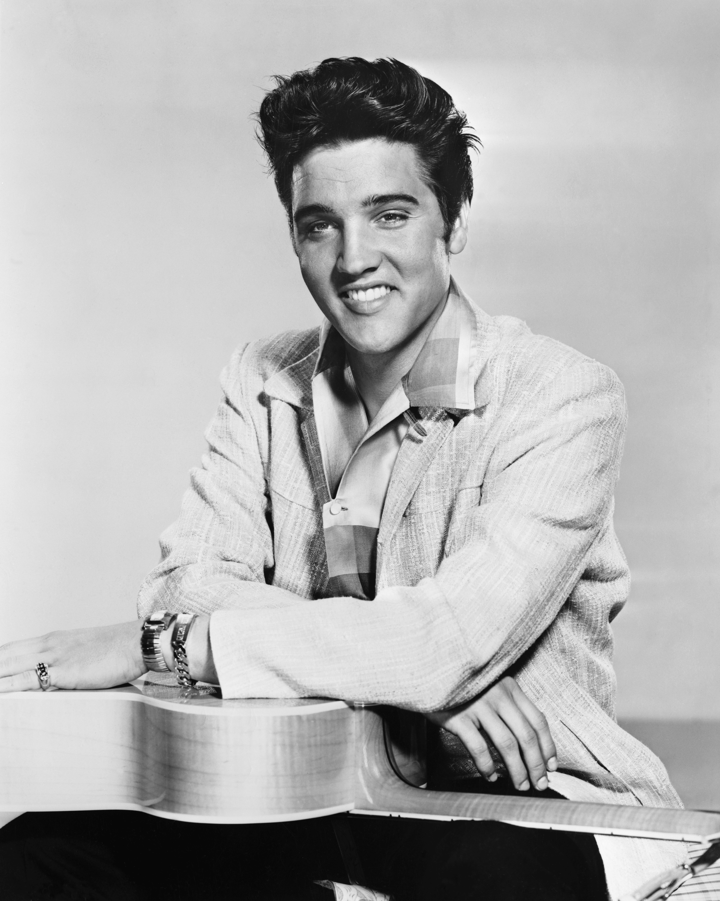 Elvis Presley pose dans un portrait promotionnel pour le film "Jailhouse Rock" le 1er janvier 1957. | Source : Getty Images