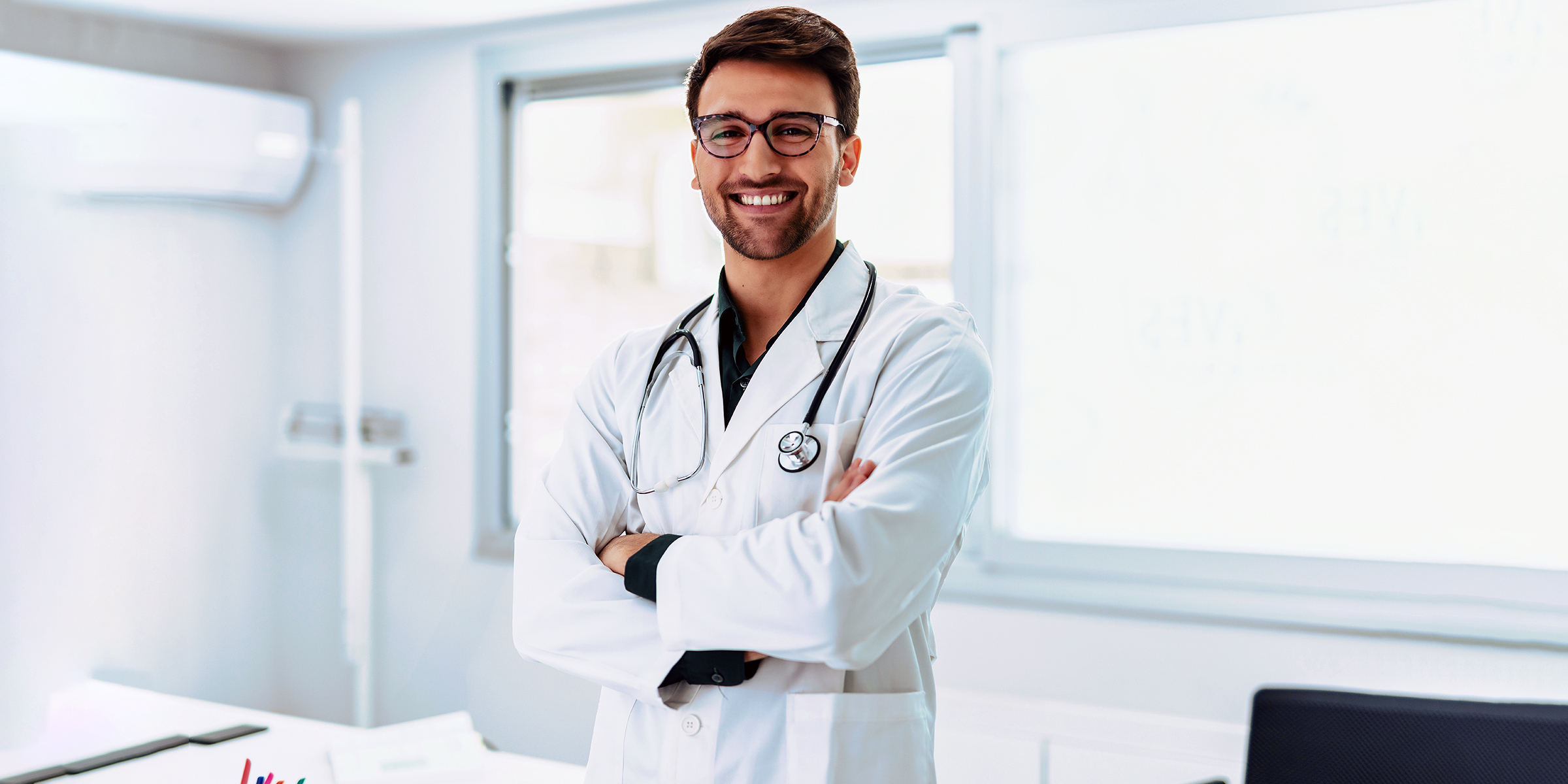 Un médecin souriant largement à l'appareil photo | Source : Shutterstock