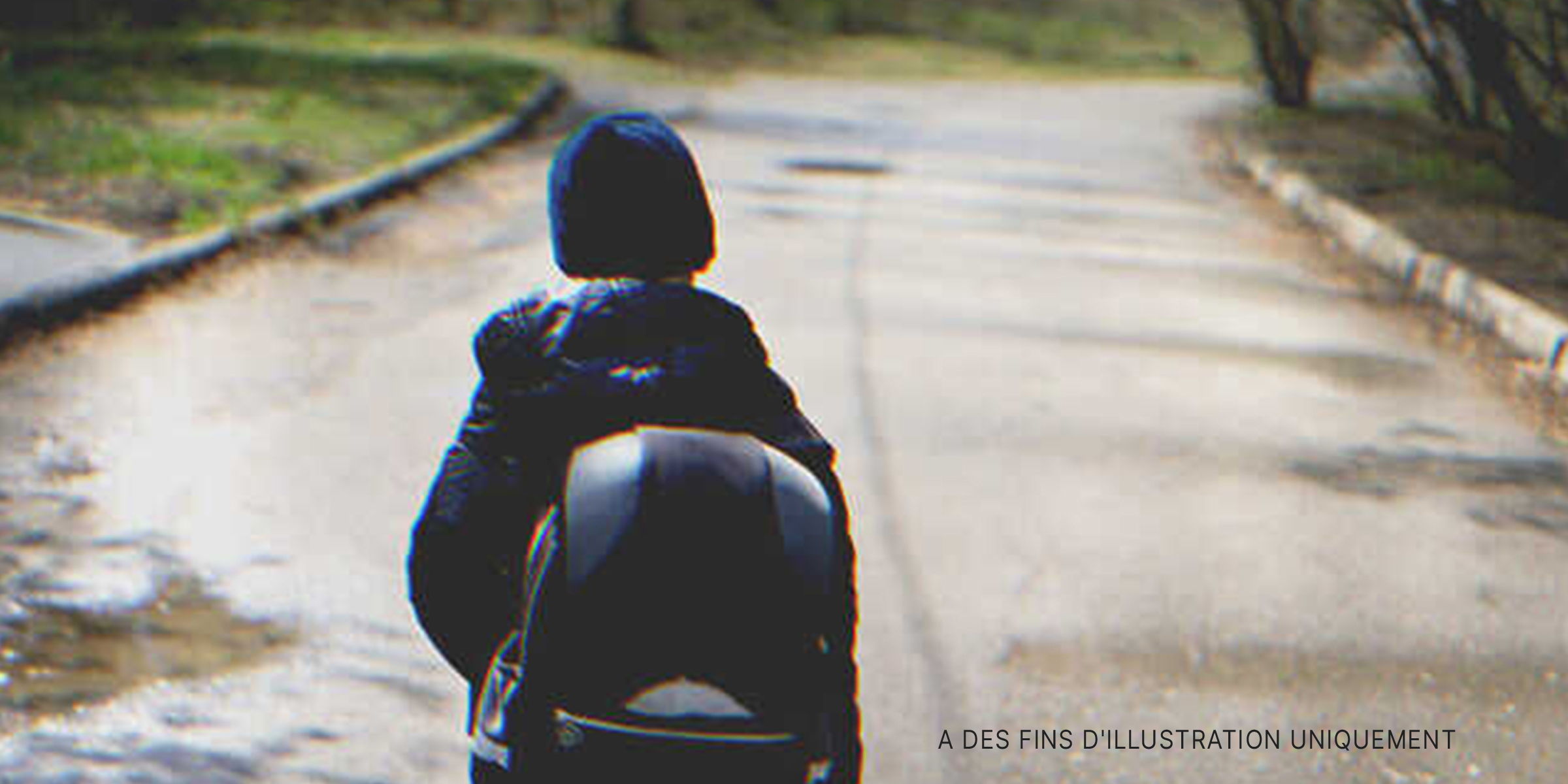 Un garçon portant un sac à dos | Source : Shutterstock