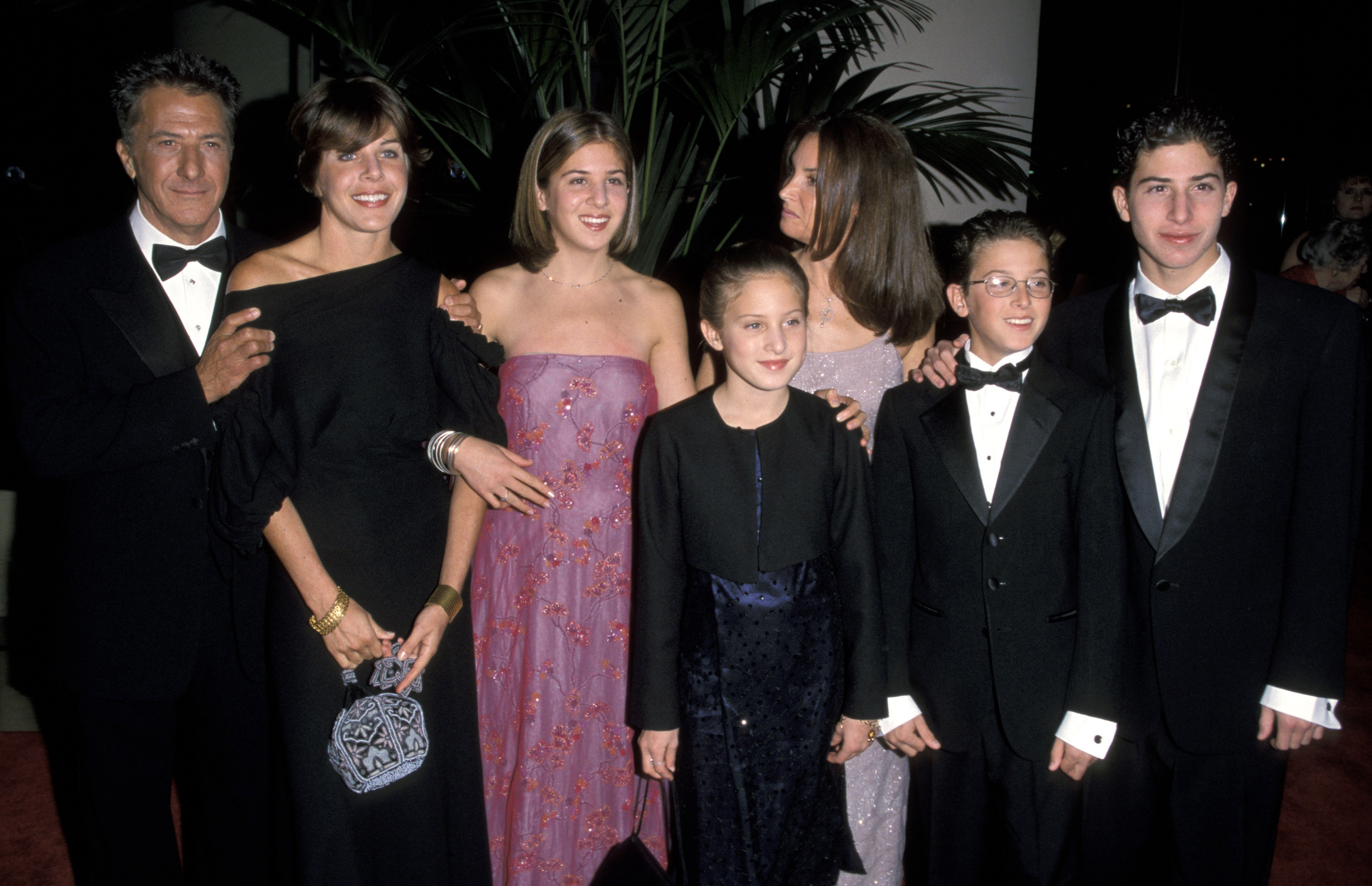 La femme, l'acteur et leurs enfants lors de l'American Film Institute Honors Dustin Hoffman with Life Achievement Award à Beverly Hills, Californie, le 18 février 1999. | Source : Getty Images