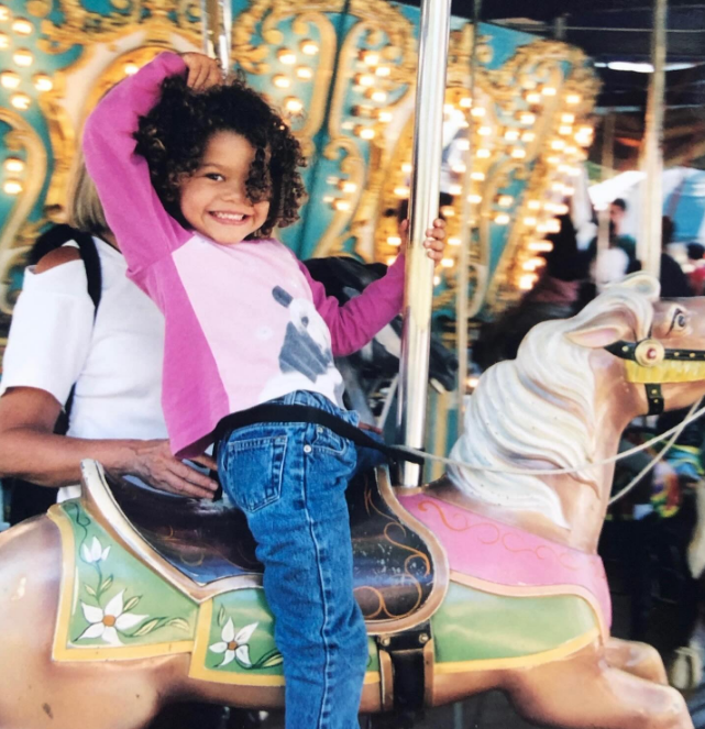 De l'autre côté de l'Atlantique, une autre jeune fille allait bientôt devenir une star. Sur cette photo, elle pose en s'amusant sur un manège, dans une image rétro publiée le 1er septembre 2025. | Source : Instagram/zendaya