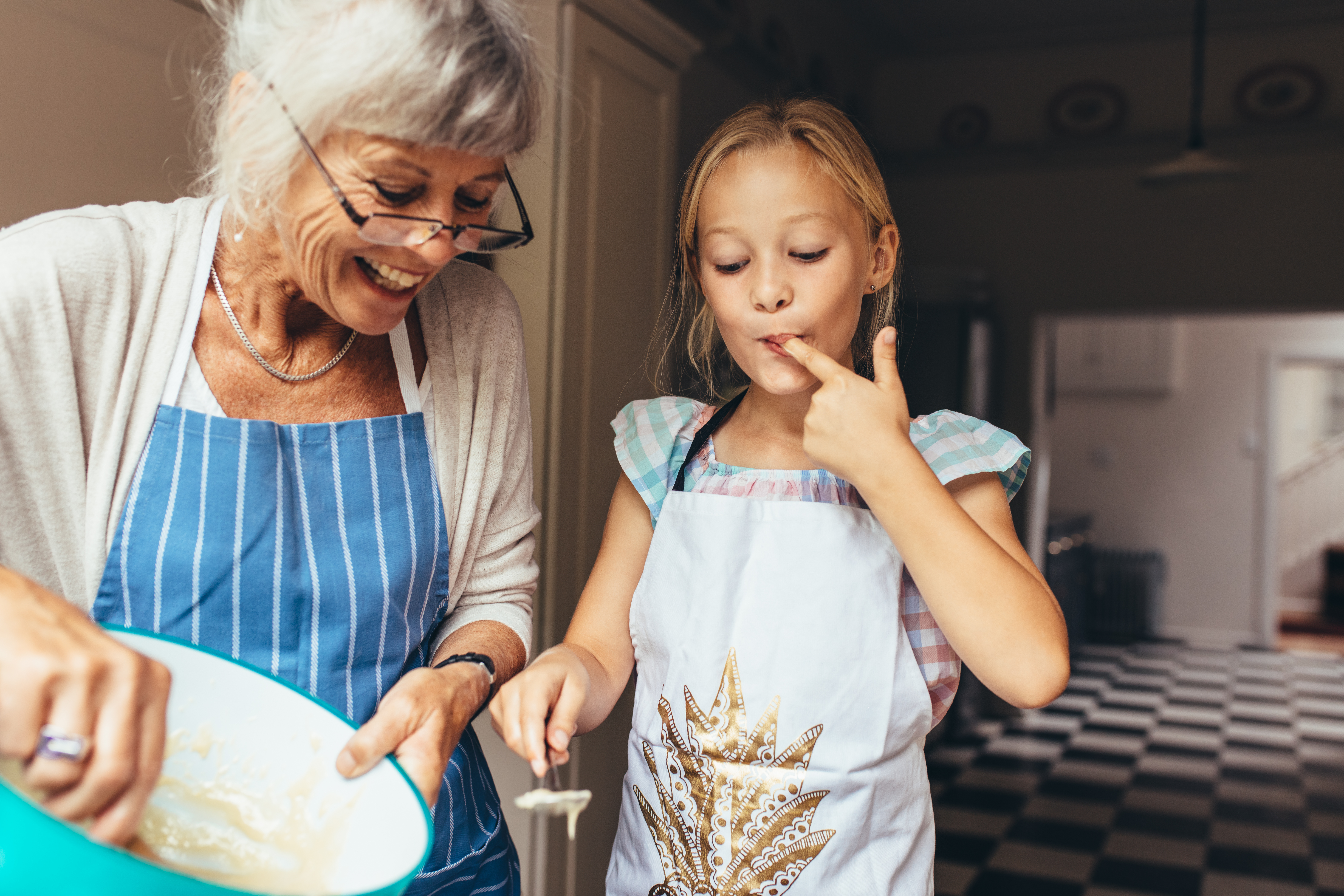Une petite fille et sa grand-mère font de la pâtisserie | Source : Shutterstock