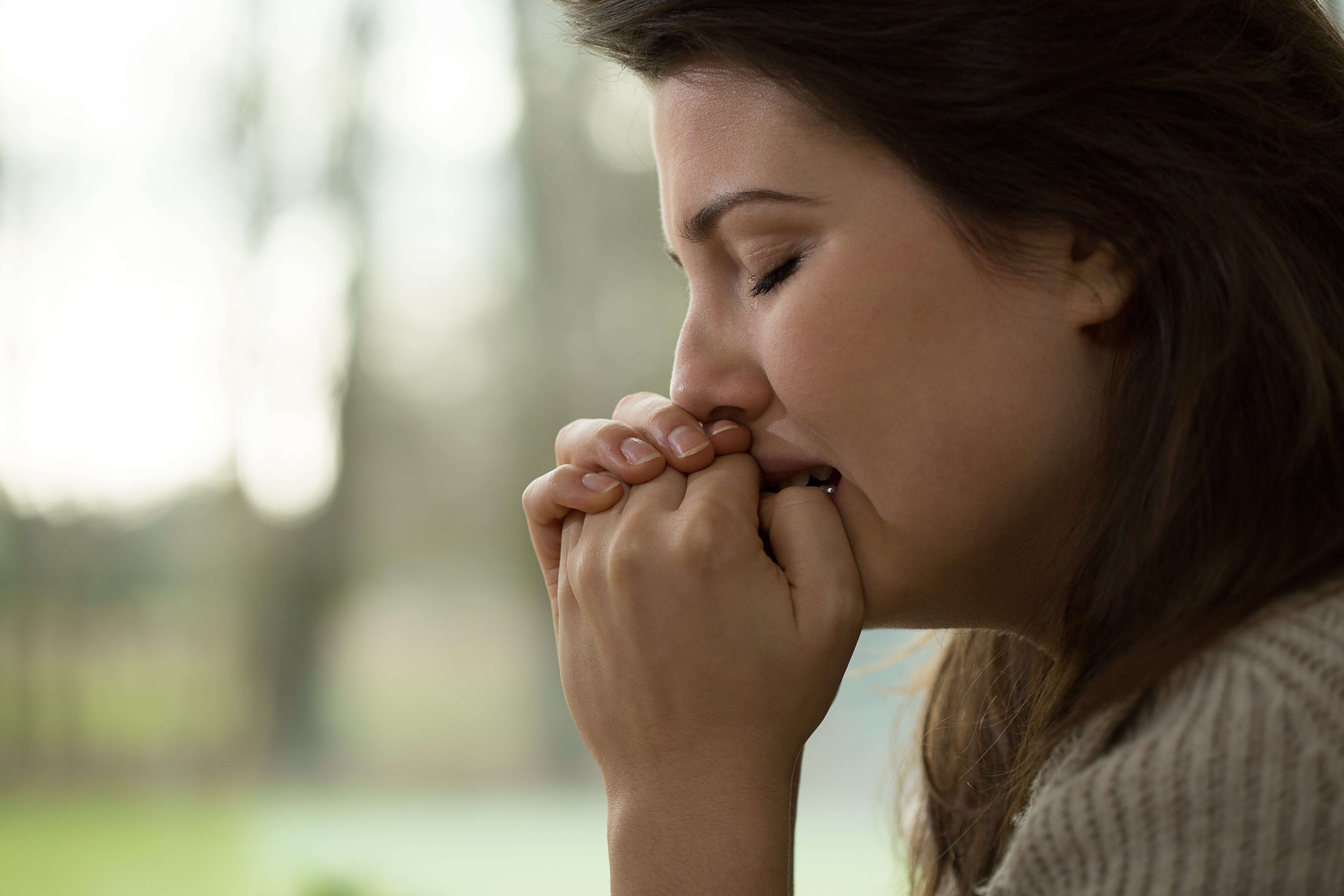 Mulheres jovens chorando com colapso nervoso | Fonte: Shutterstock.com