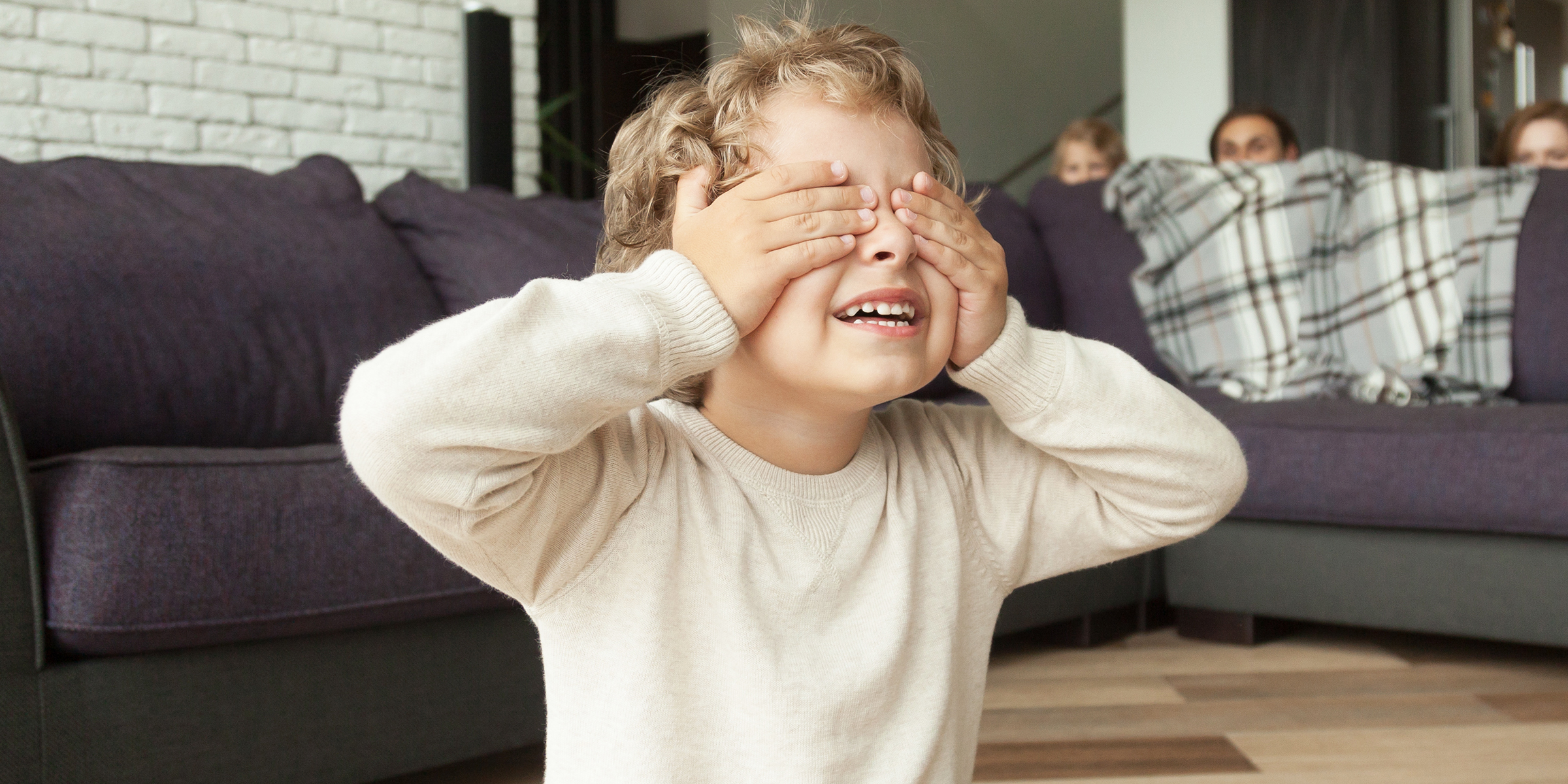 Un enfant qui se couvre les yeux | Source : Freepik