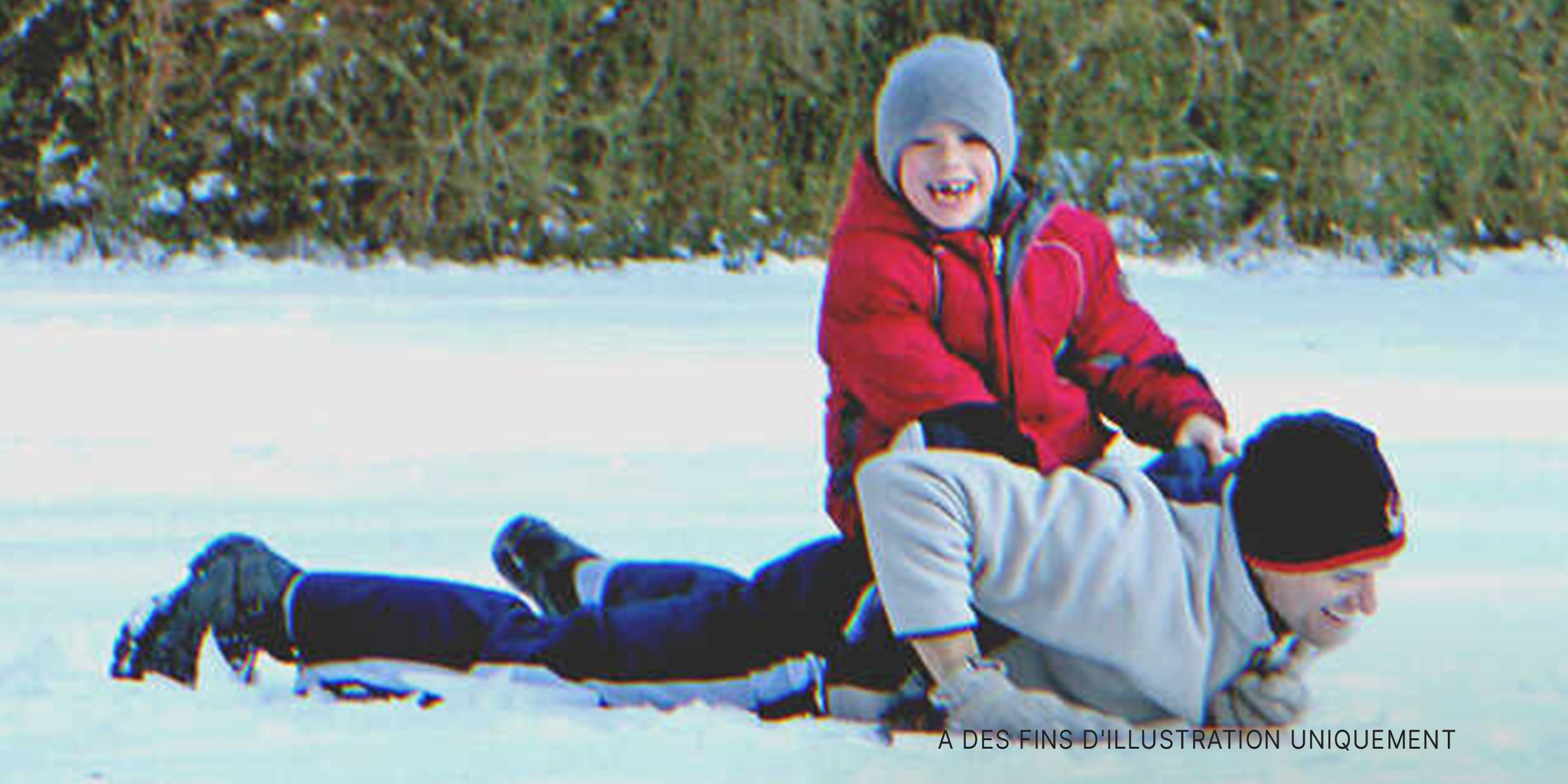 Un homme avec un enfant jouant dans la neige | Source : Flickr/popofatticus (CC BY 2.0) 