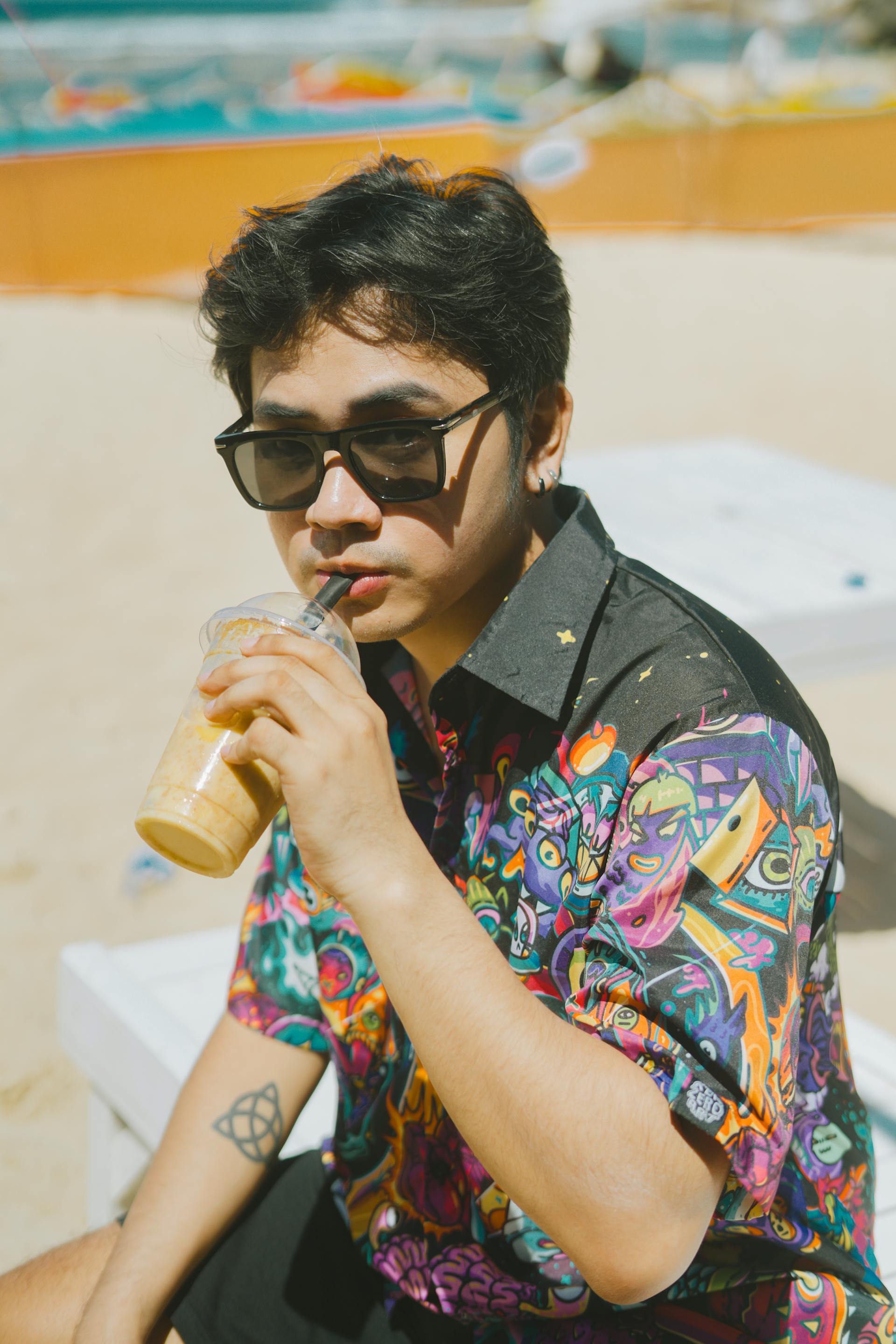 Un homme prenant un verre sur une plage | Source : Pexels