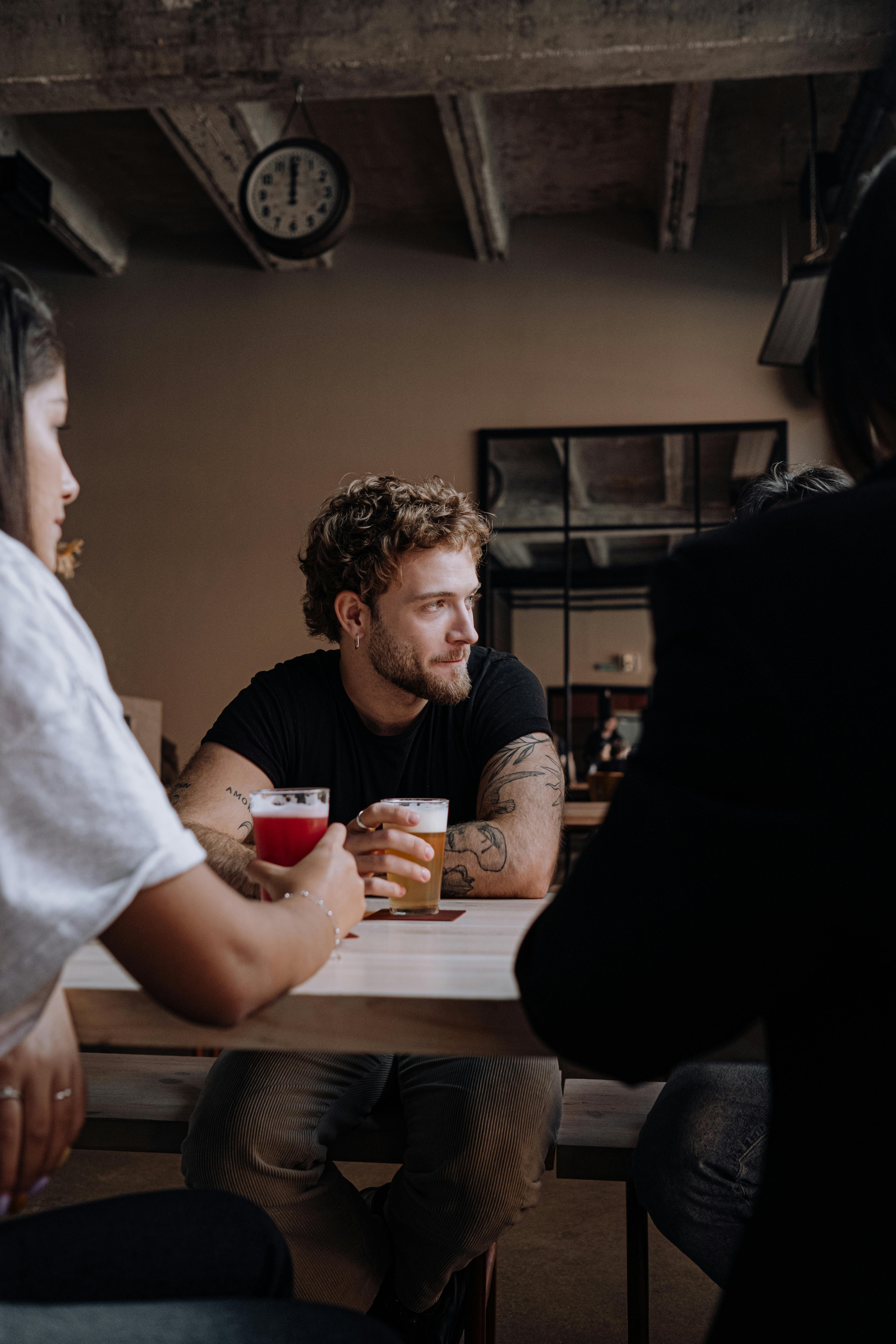 Un homme dans un bar | Source : Pexels