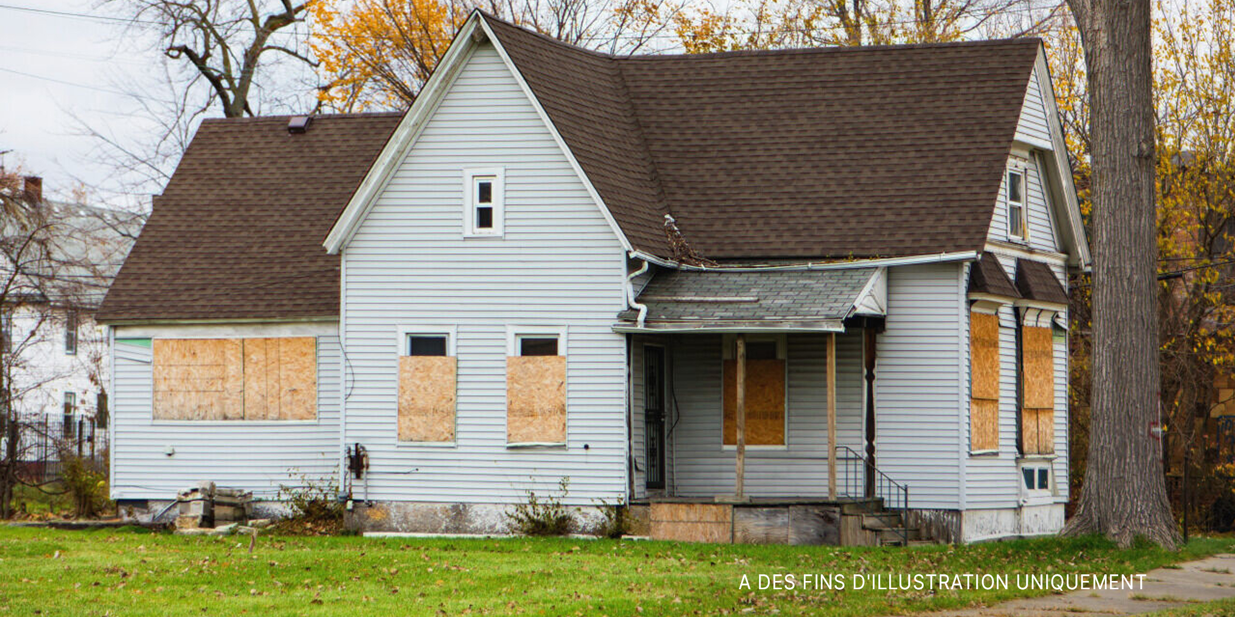 Une maison abîmée par les intempéries avec des fenêtres condamnées | Source : Shutterstock