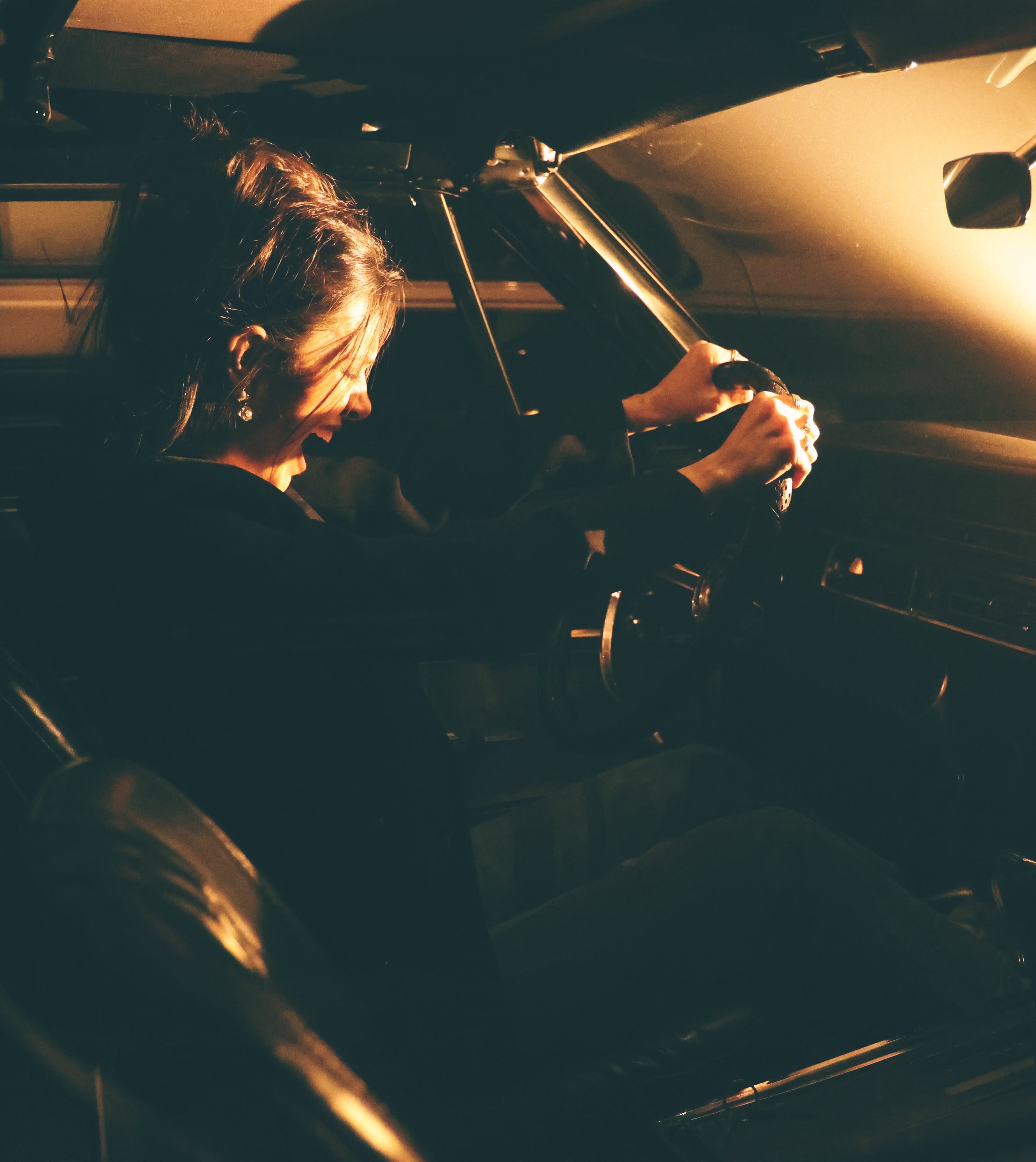 Une femme assise et criant à l'intérieur d'une voiture | Source : Pexels