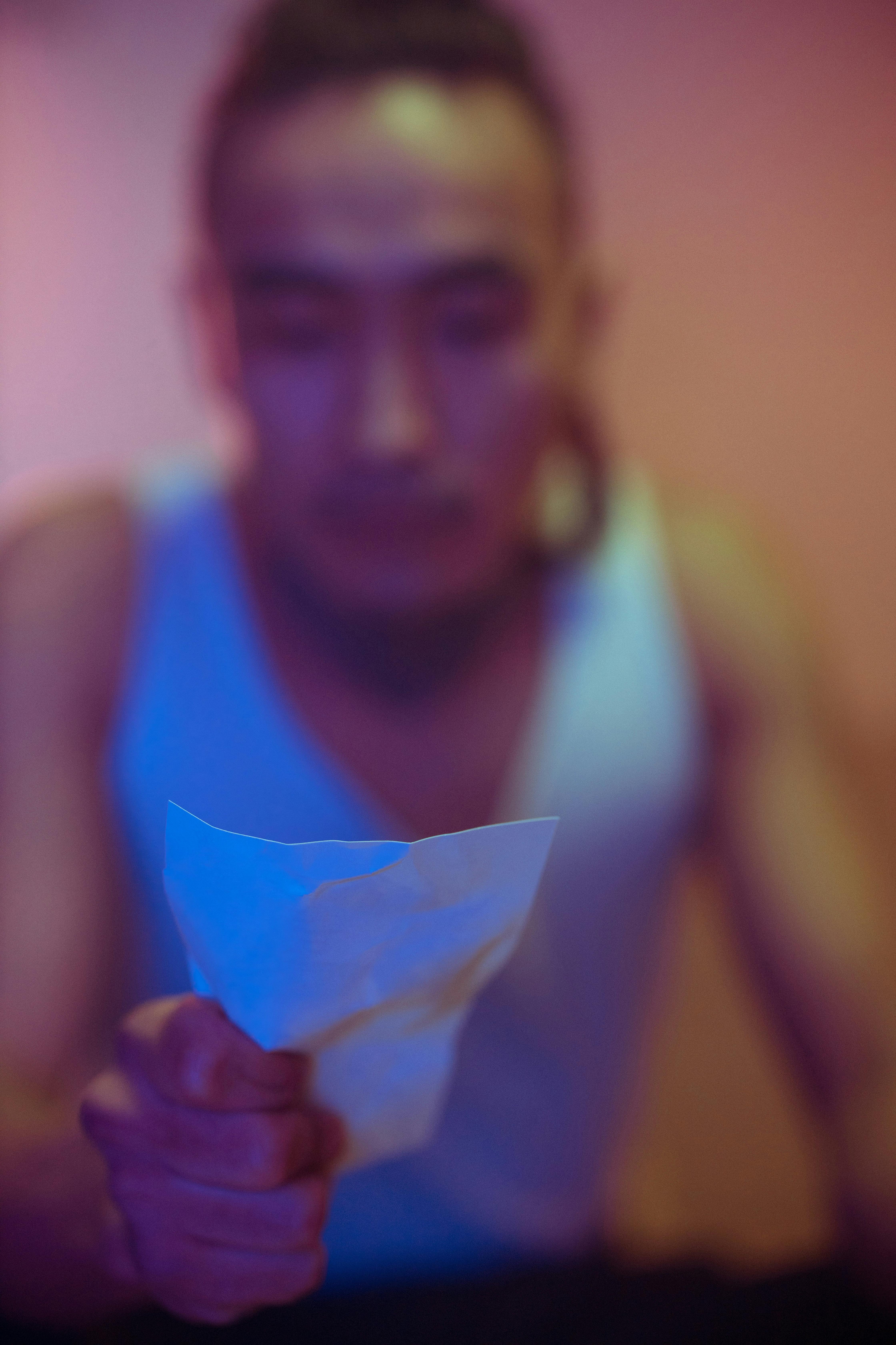 Un homme tenant une note | Source : Pexels
