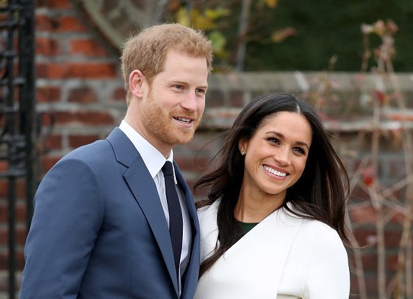 Le prince Harry et l'actrice Meghan Markle lors d'une séance photo officielle pour annoncer leurs fiançailles aux Jardins engloutis du Palais Kensington. | Photo : Getty Images