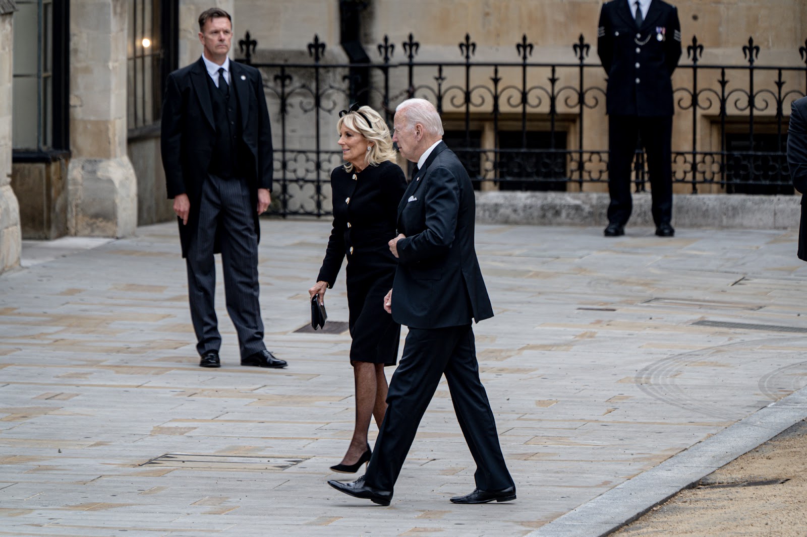 La première dame Jill Biden et le président américain Joe Biden arrivant aux funérailles de la reine Élisabeth II, le 19 septembre 2022, à Londres, en Angleterre. | Source : Getty Images