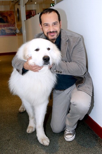 Mehdi El Glaoui avec un chien au Pavillon Gabriel le 4 décembre 2013 à Paris. | Photo : Getty Images