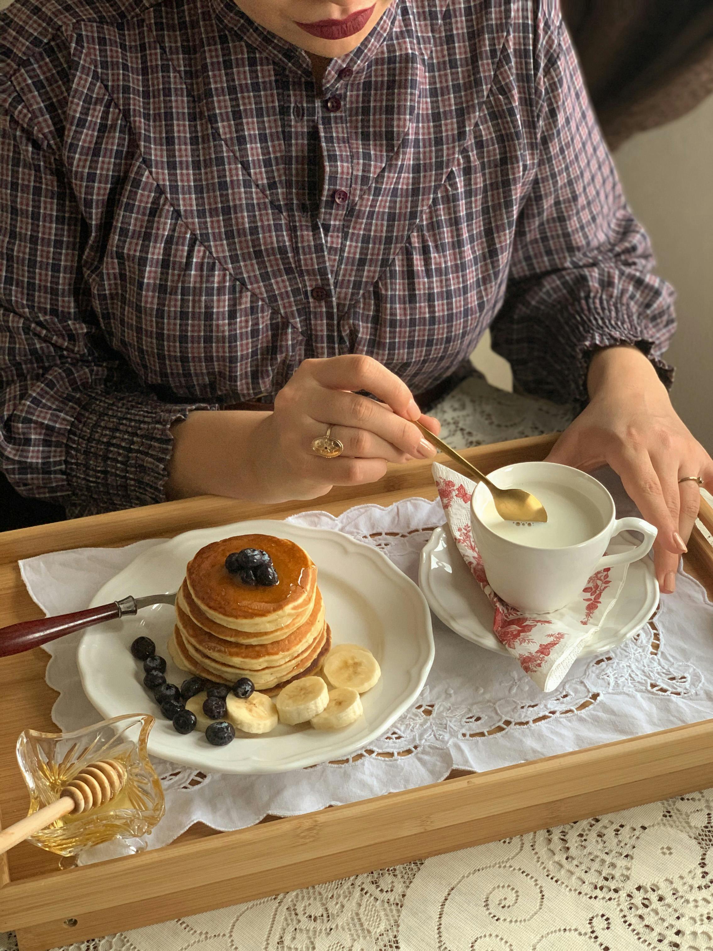 Une femme prenant un délicieux petit déjeuner | Source : Pexels