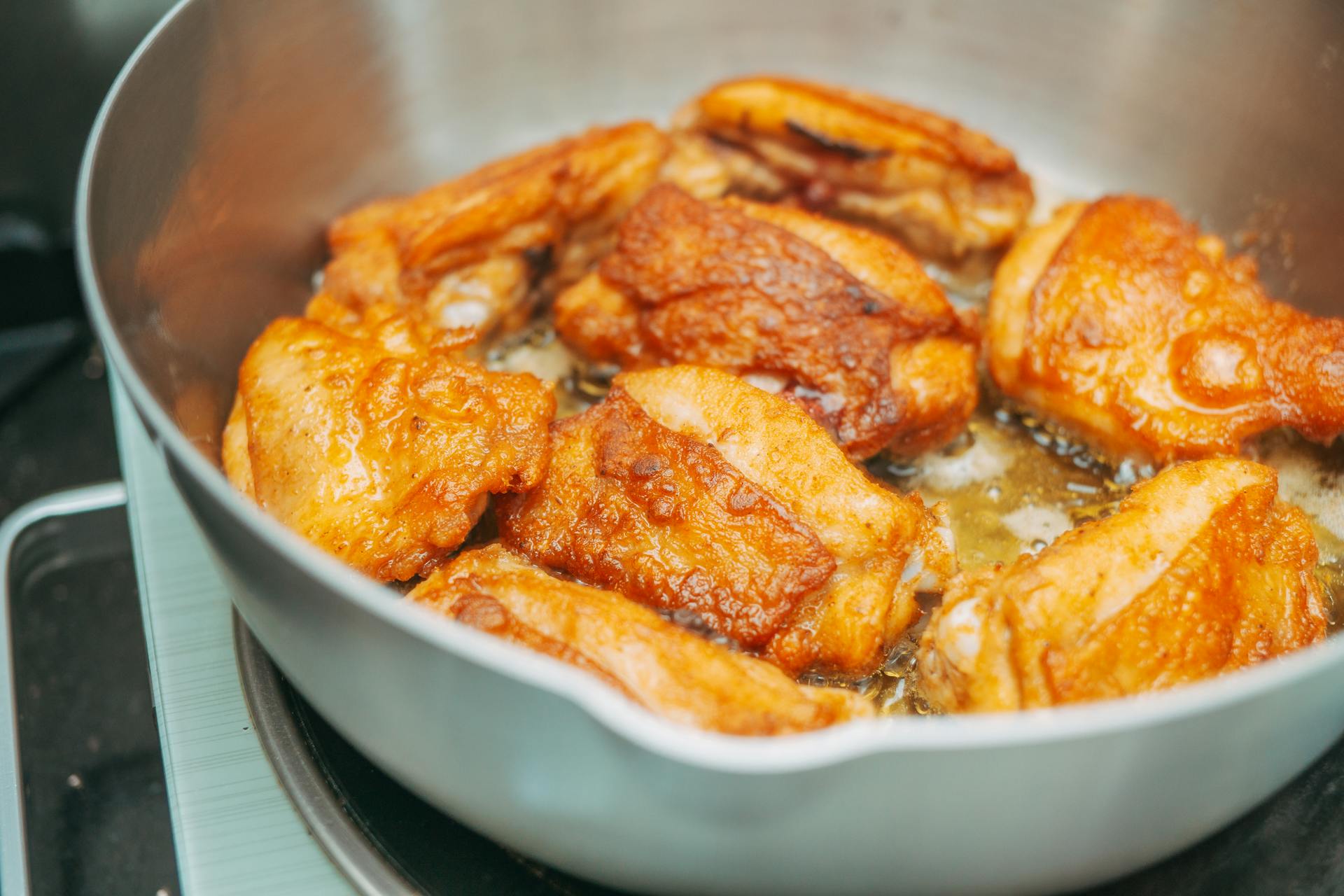 Poulet dans une poêle | Source : Pexels