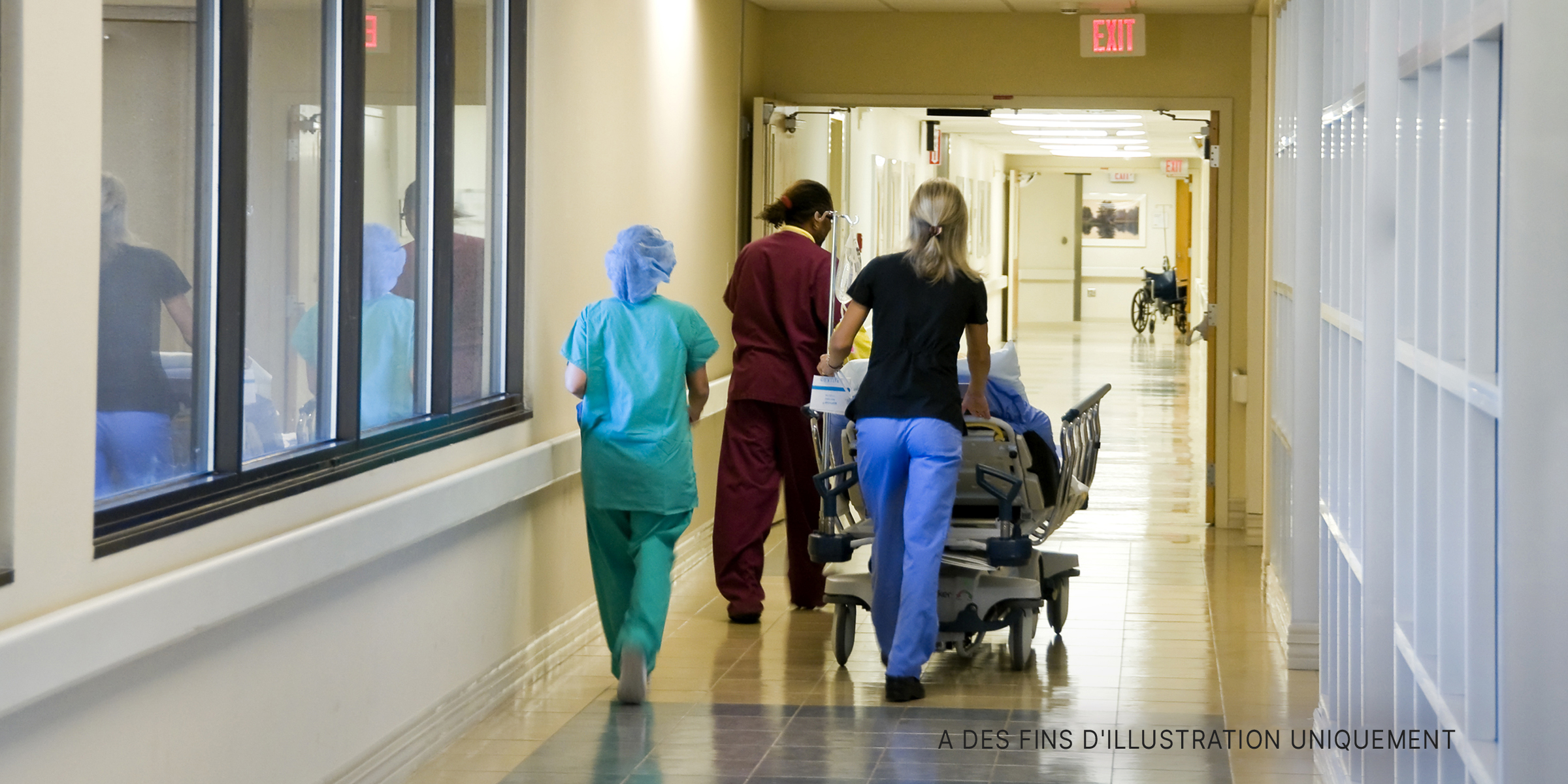 Du personnel hospitalier emmenant un patient dans le service. | Source : Shutterstock
