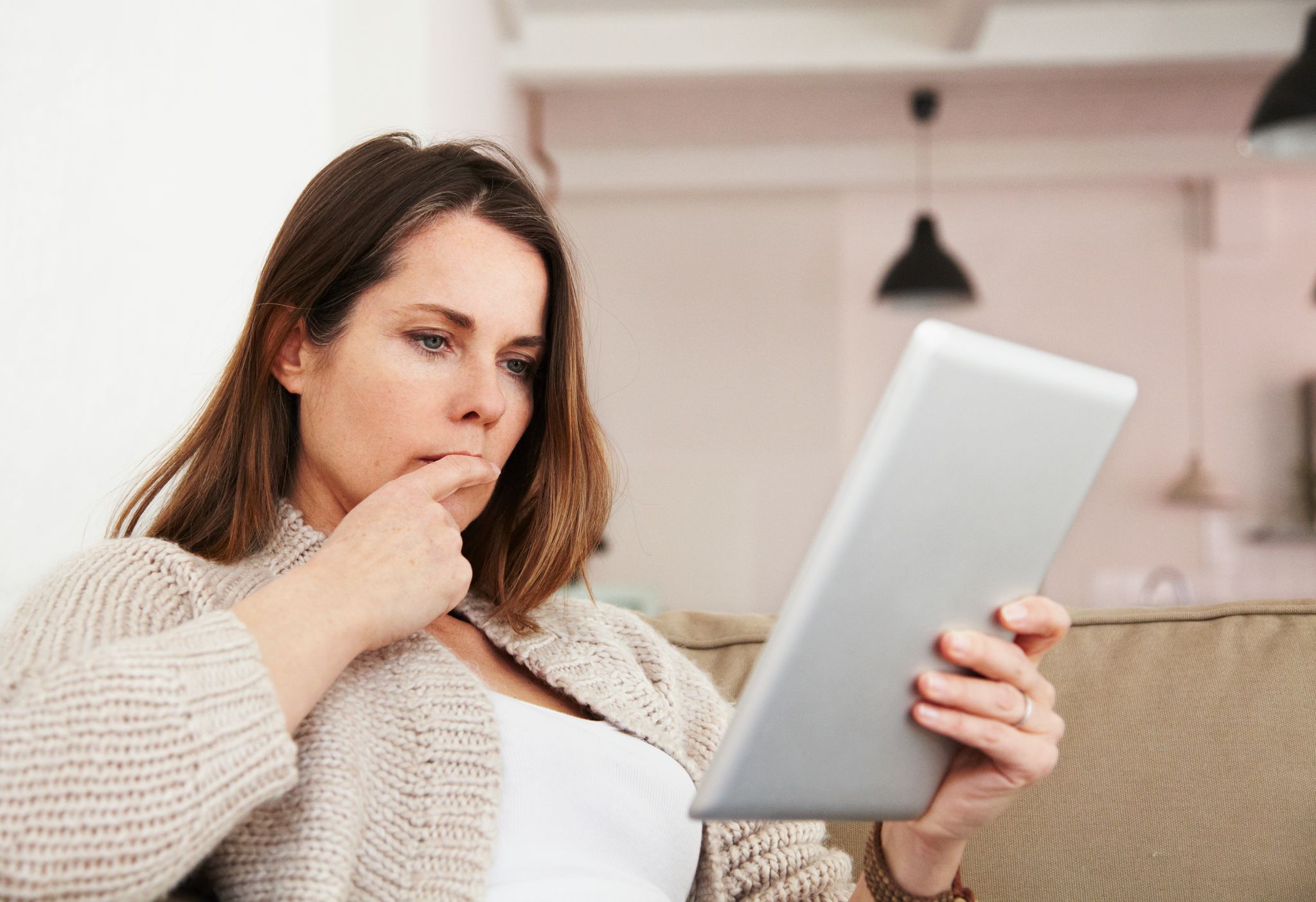 Une femme regarde sa tablette | Source : Getty Images