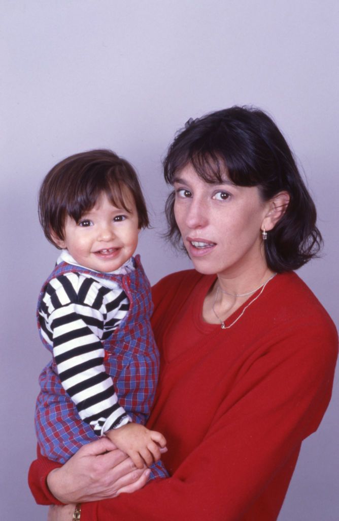 La comédienne Anémone tenant son fils dans ses bras | Photo : Getty Images