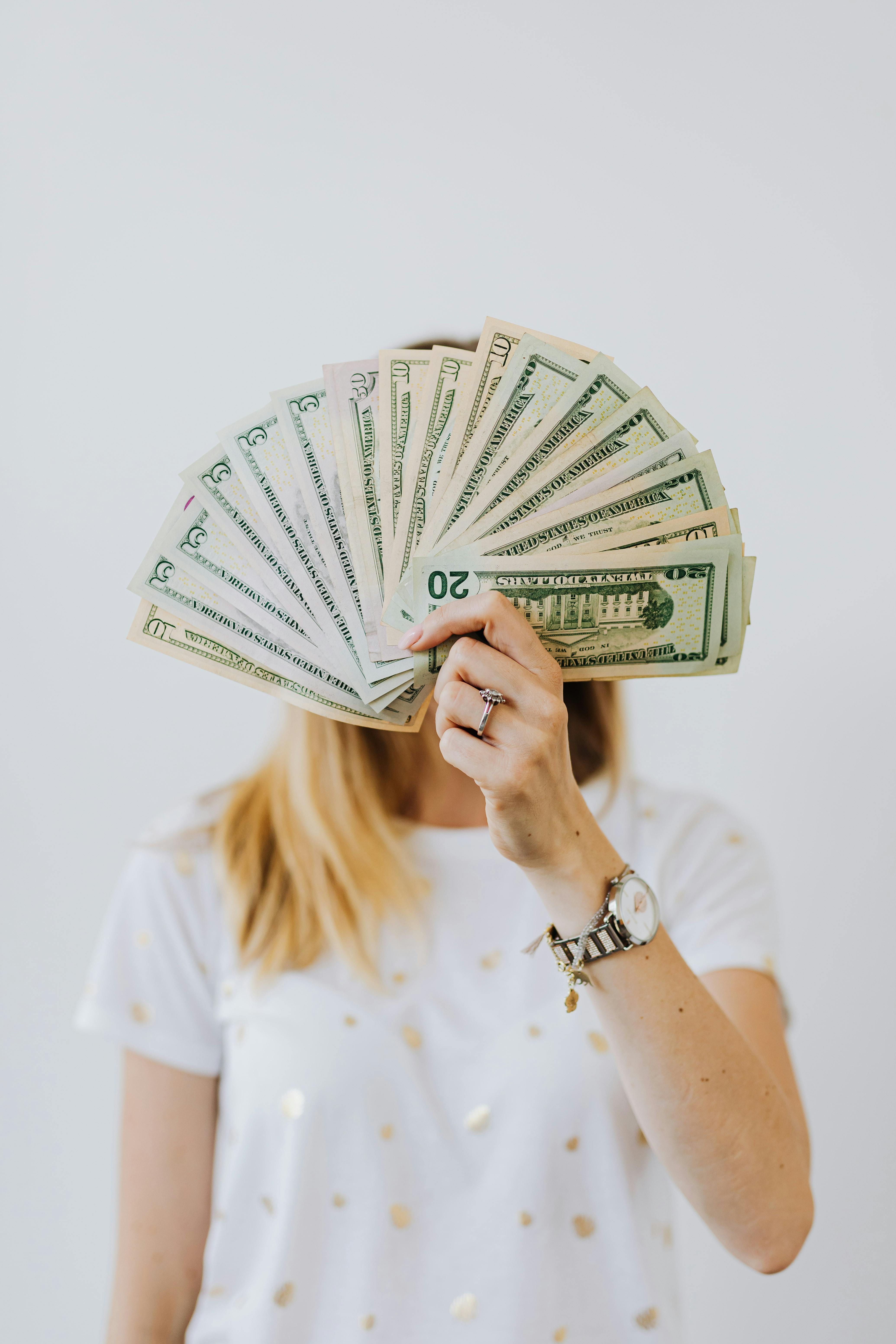 Une femme tenant de l'argent | Source : Pexels