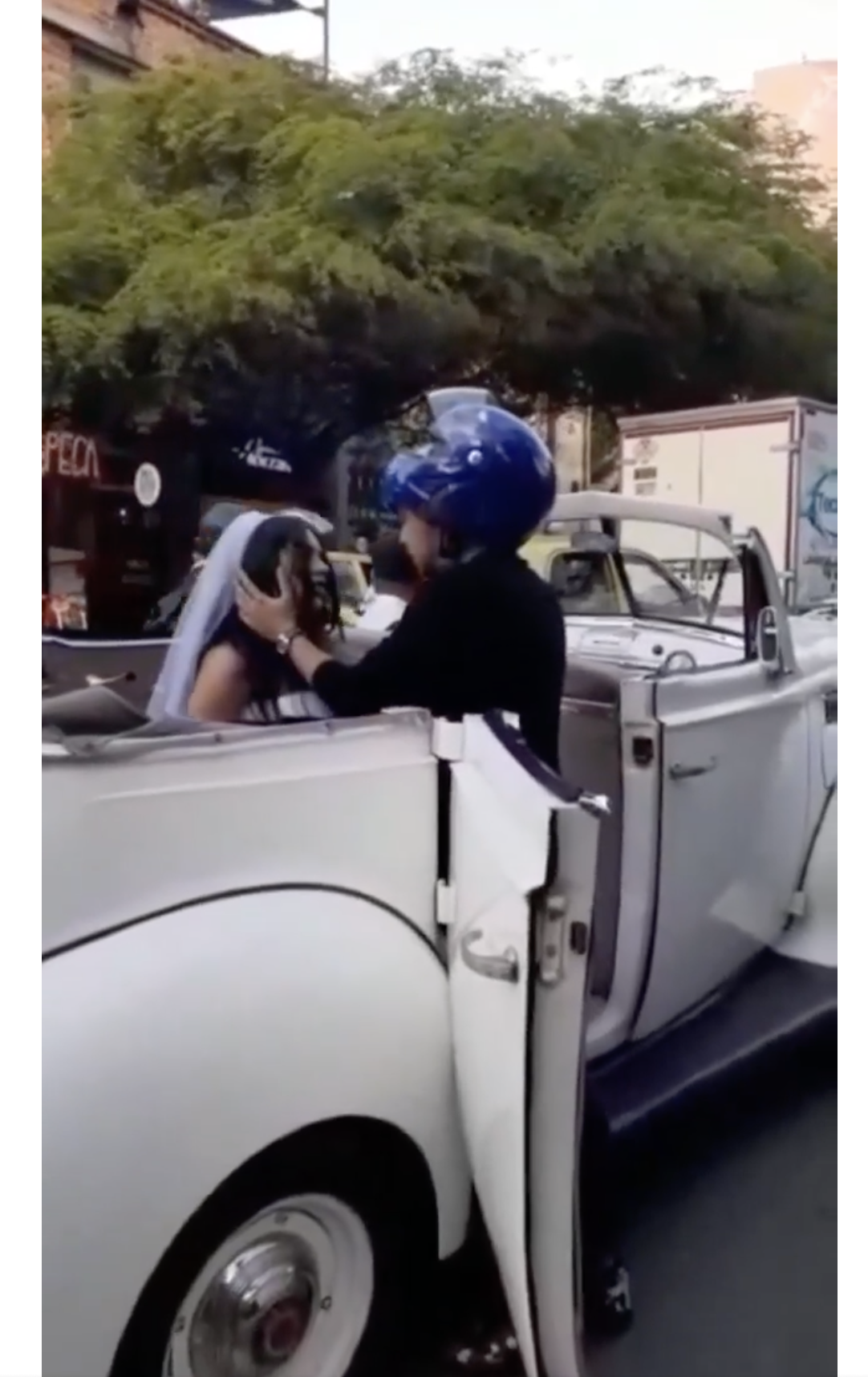 Le motard fait un geste romantique en prenant le visage de la mariée dans ses bras. | Source : facebook.com/maspopulareventos