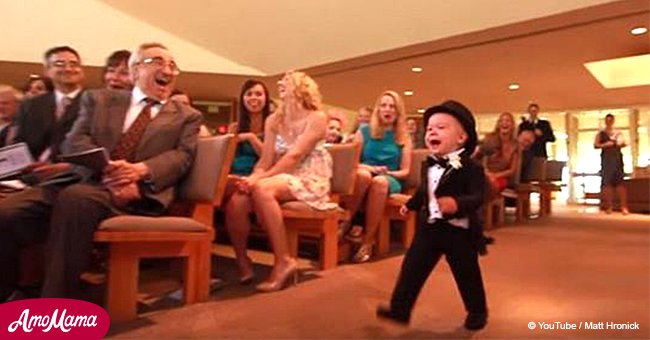 L'apparition du porteur de bague au mariage a plié de rire les invités dans leur siège