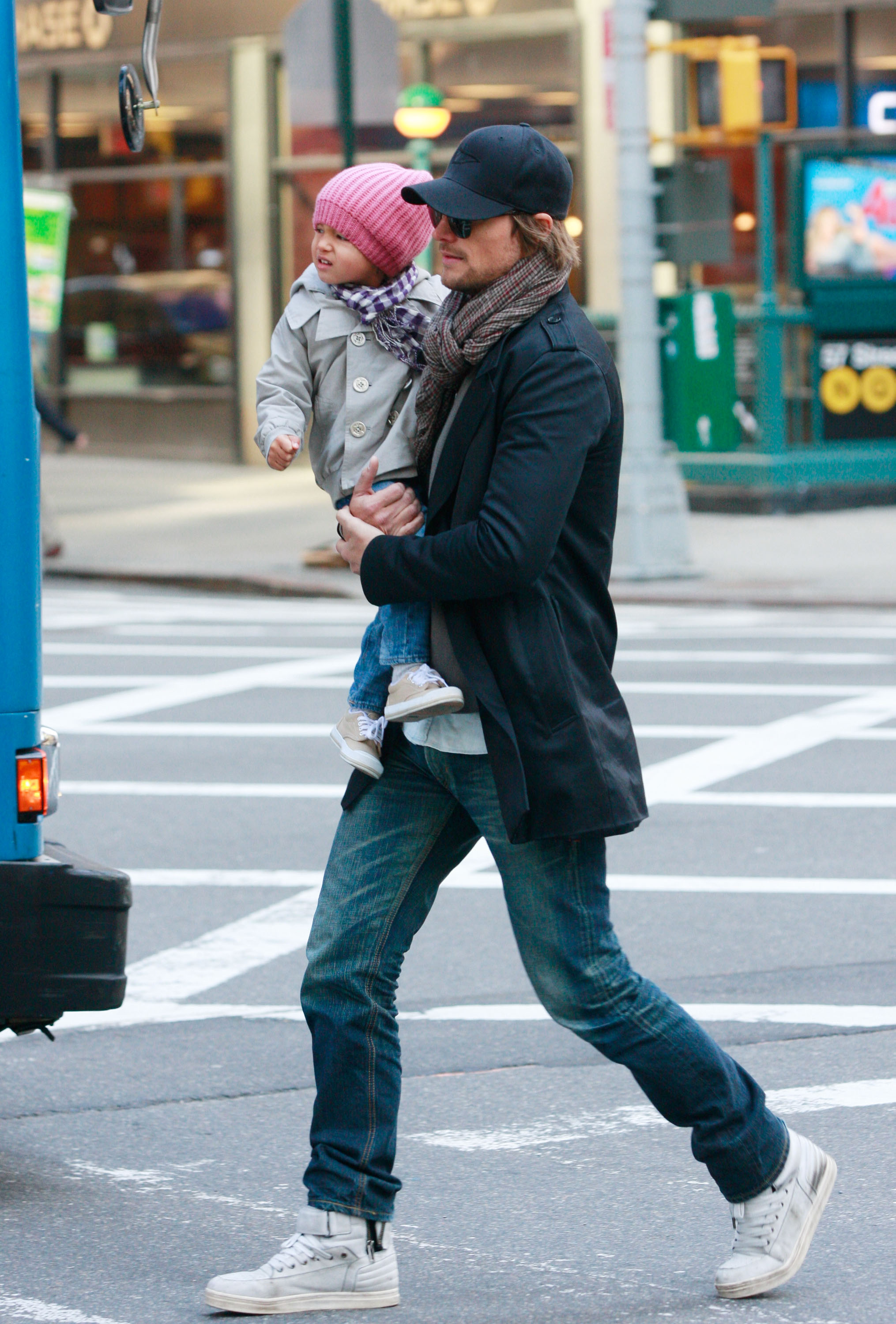 Gabriel Aubry et sa fille Nahla Aubry sont vus à Manhattan le 8 mars 2011 | Source : Getty Images