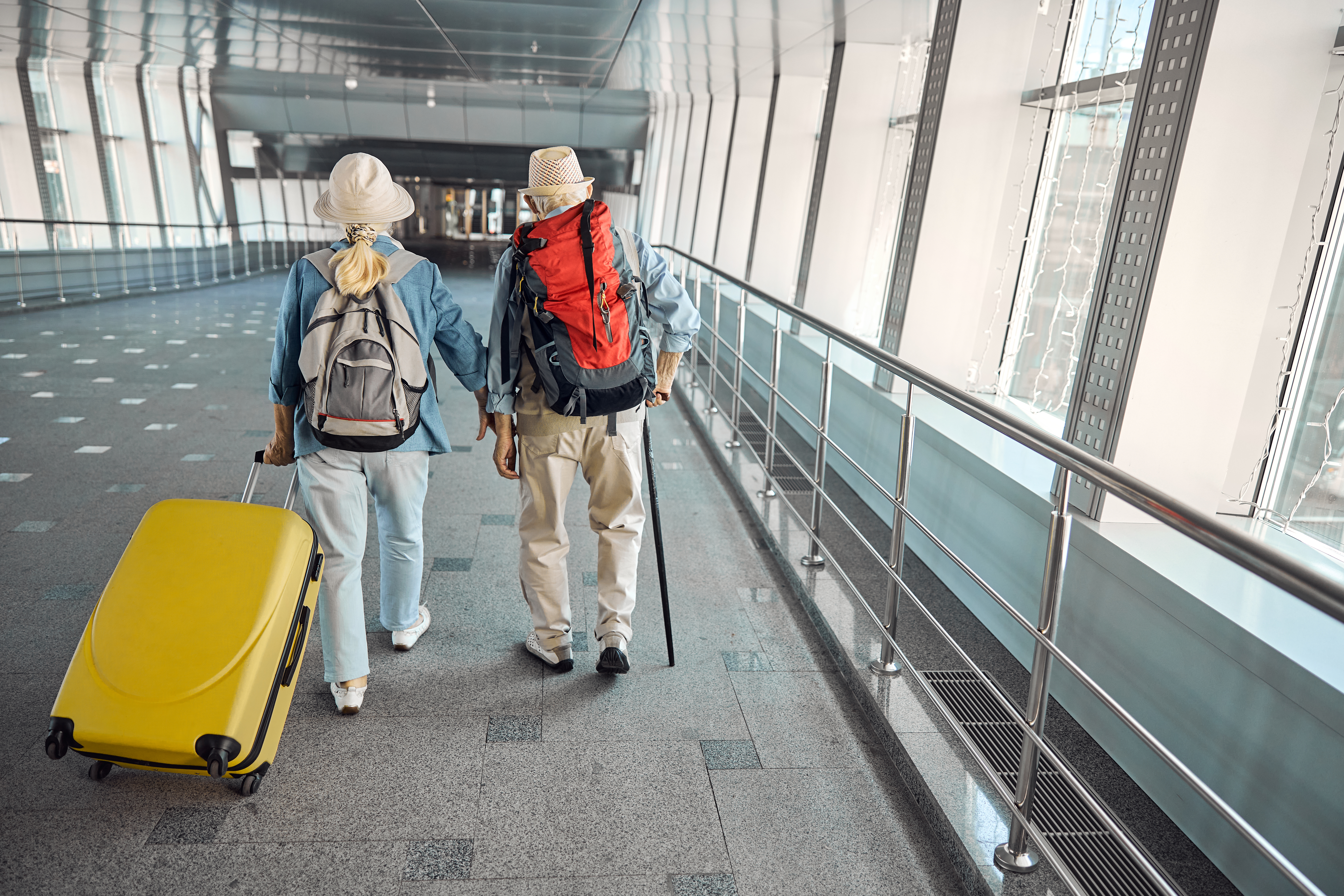 Un couple de personnes âgées à l'aéroport avec leurs bagages | Souce : Getty Images