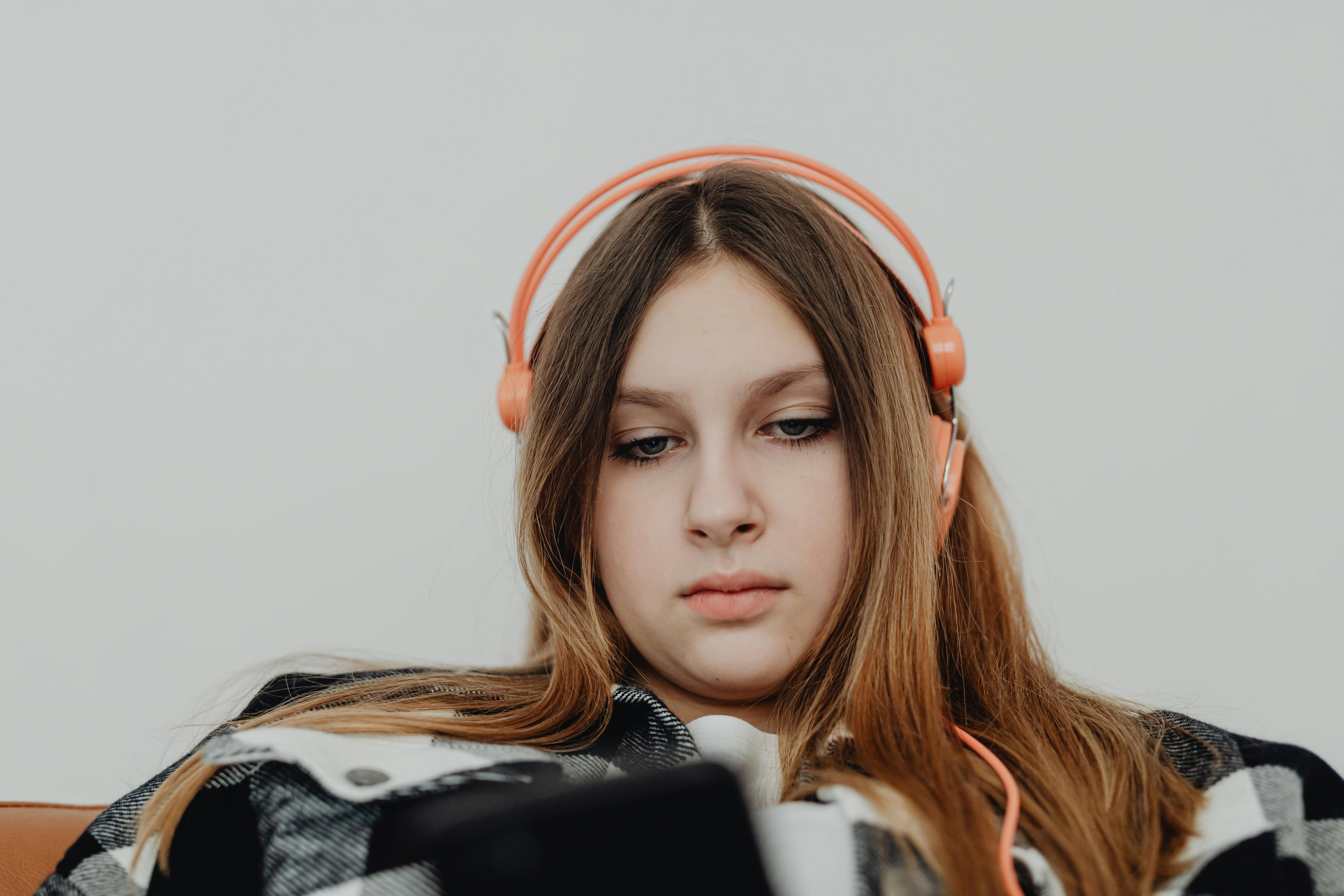 A teenage girl absorbed in her phone | Source: Pexels