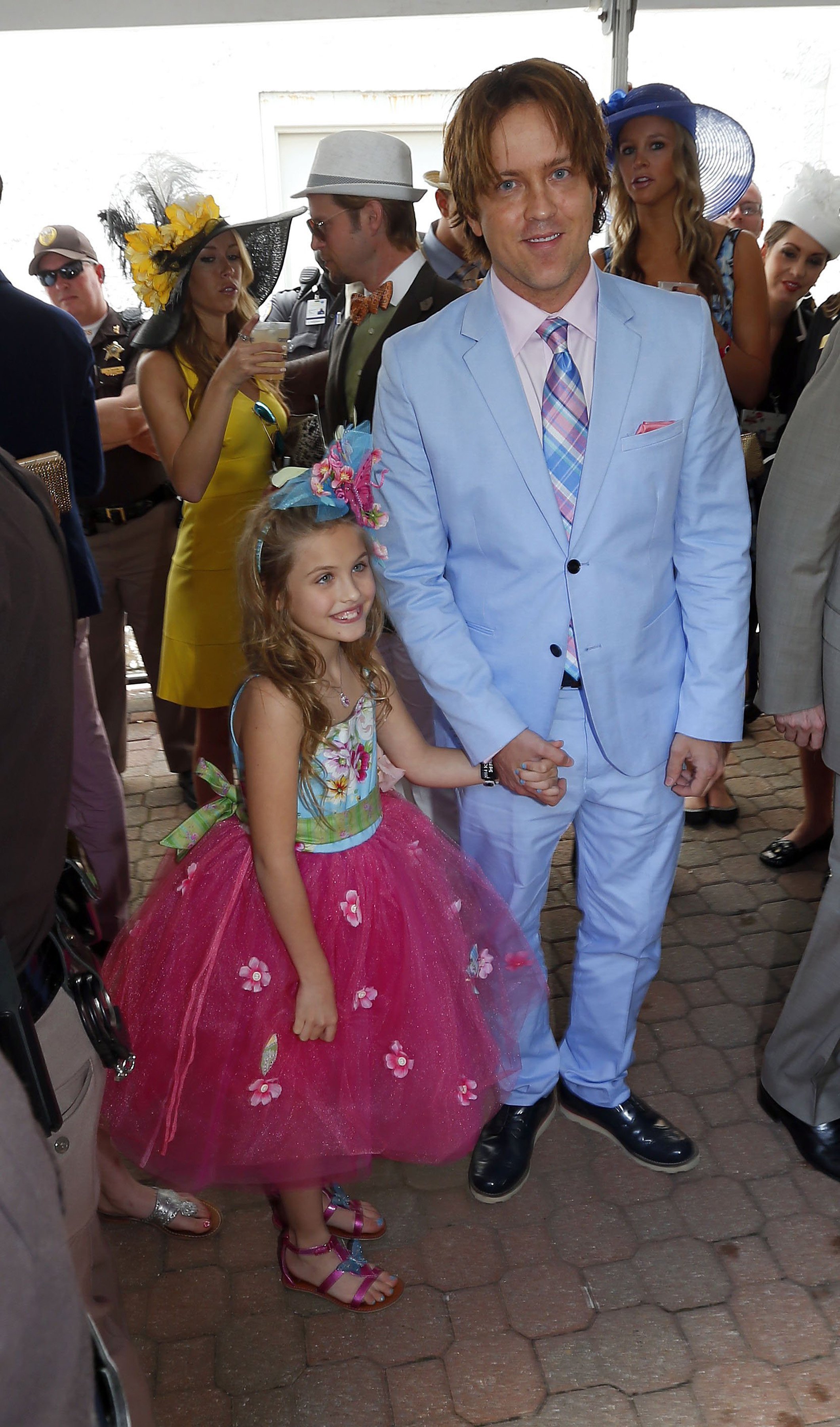 Larry Birkhead et sa fille, Dannielynn, quittent le tapis rouge avant la 140e course du Kentucky Derby à Churchill Downs à Louisville, Kentucky, le 3 mai 2014. | Source : Getty Images