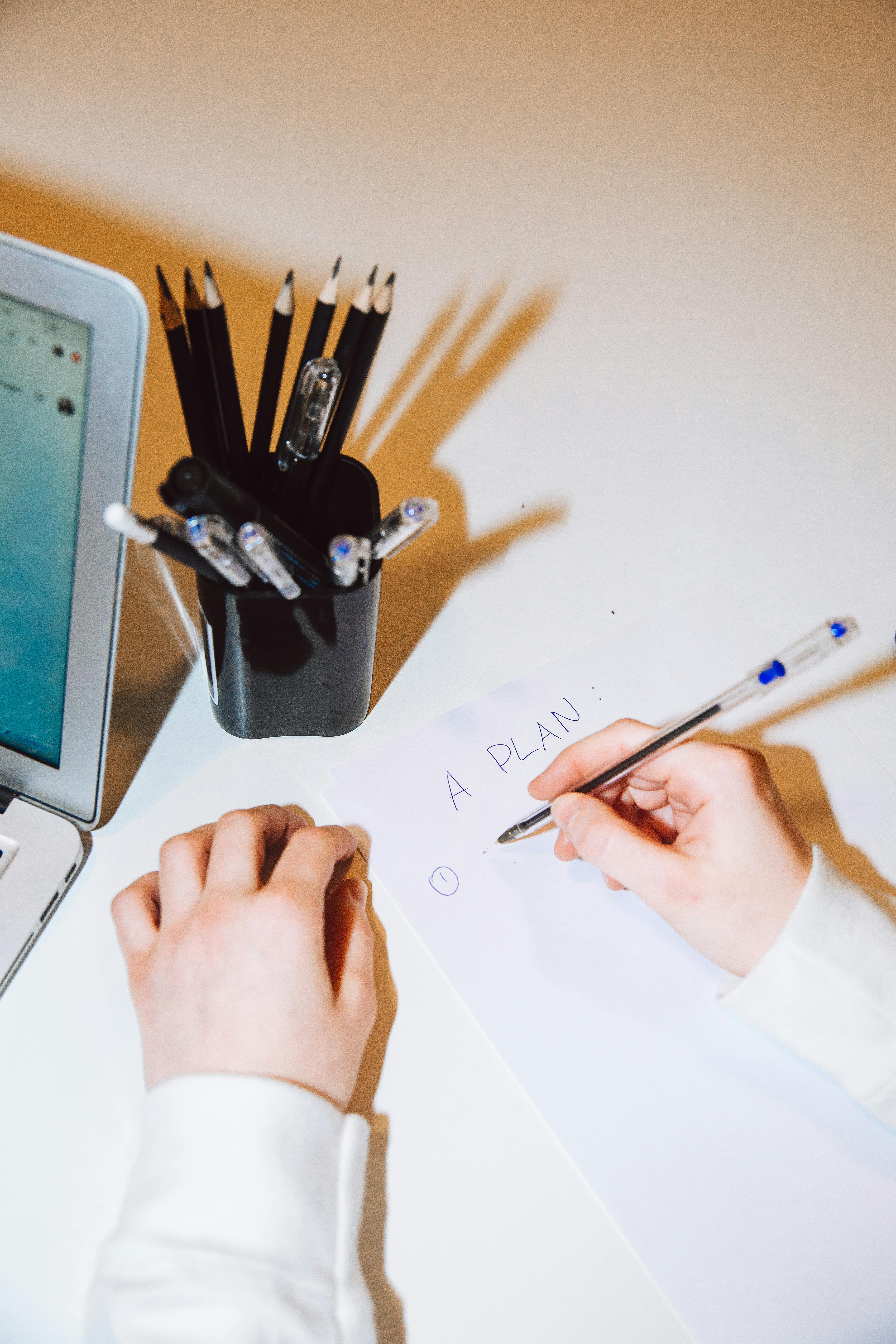 Un enfant qui écrit une lettre | Source : Pexels