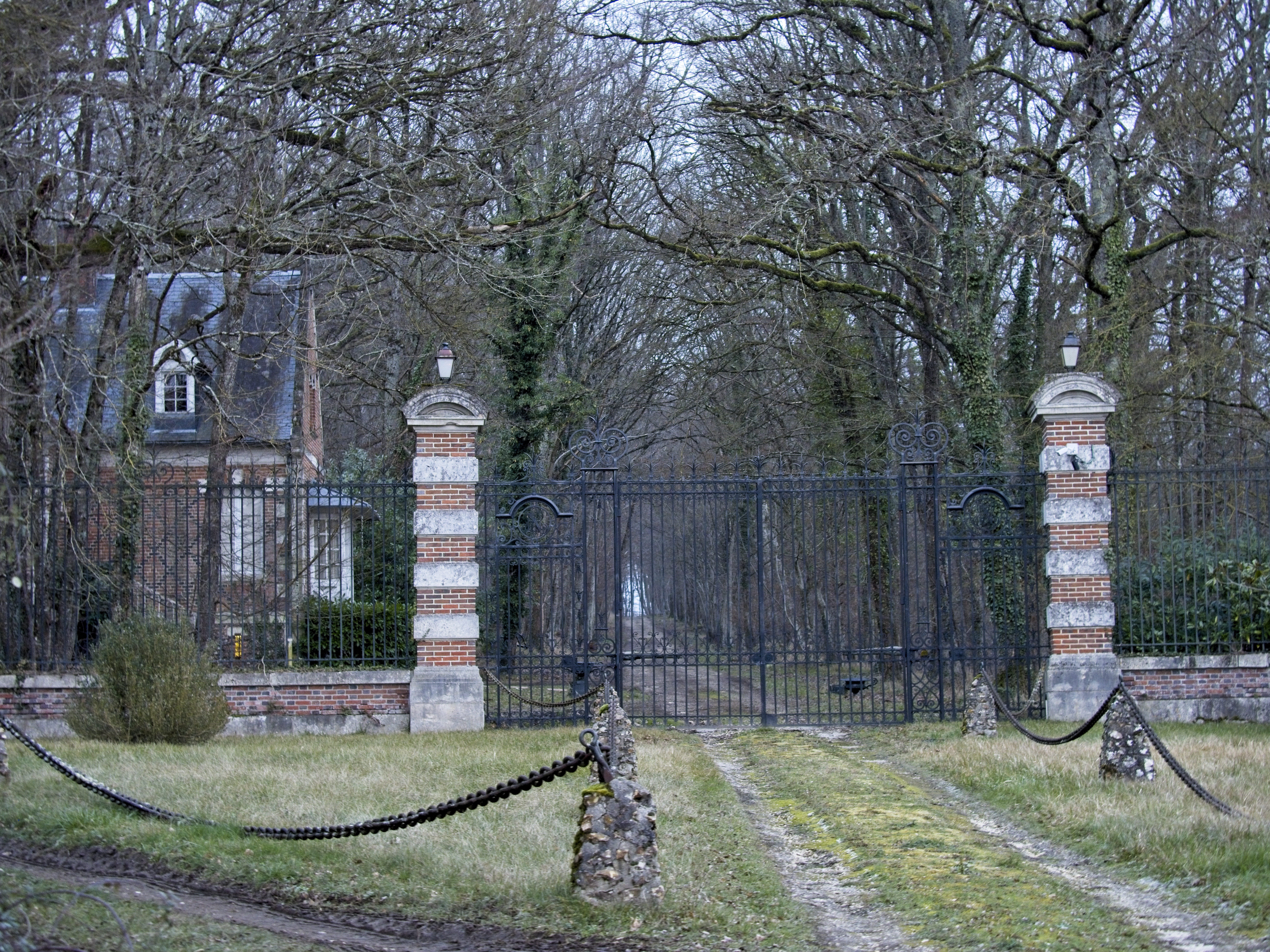 Cette photographie prise le 16 janvier 2024 montre une vue d'une entrée de la résidence d'Alain Delon, nommée La Brulerie, à Douchy, dans le centre de la France. | Source : Getty Images