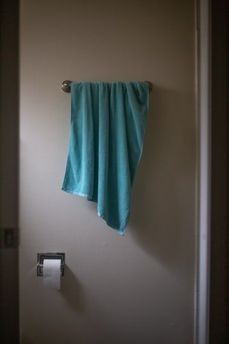 Une serviette accrochée au mur. | Photo : Unsplash