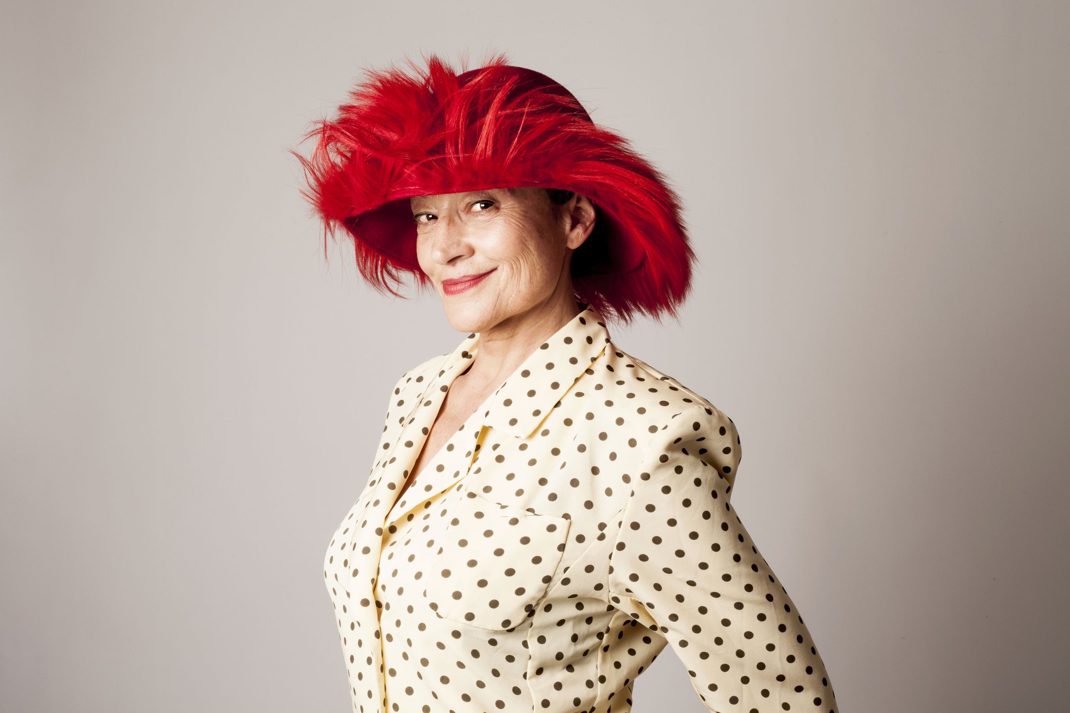 Une femme portant un chapeau rouge. | Photo : Getty Images