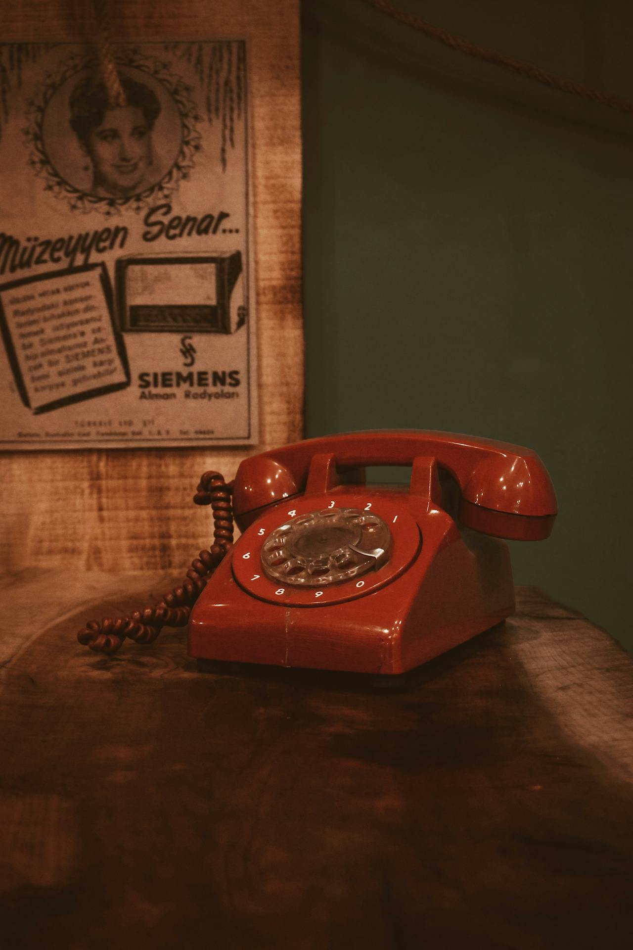 Un téléphone à cadran sur la table | Source : Pexels