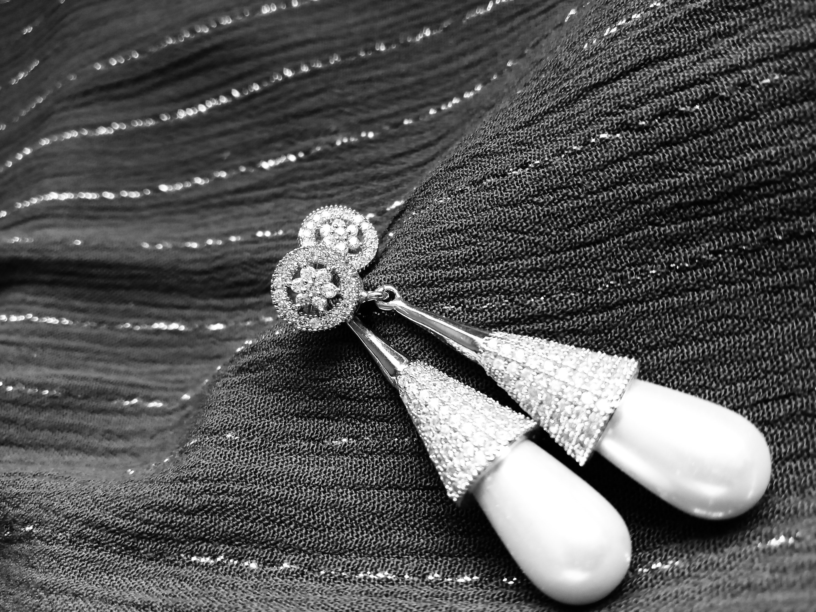 Lorraine et Harry ont trouvé des boucles d'oreilles en diamant dans le canapé. | Source : Pexels
