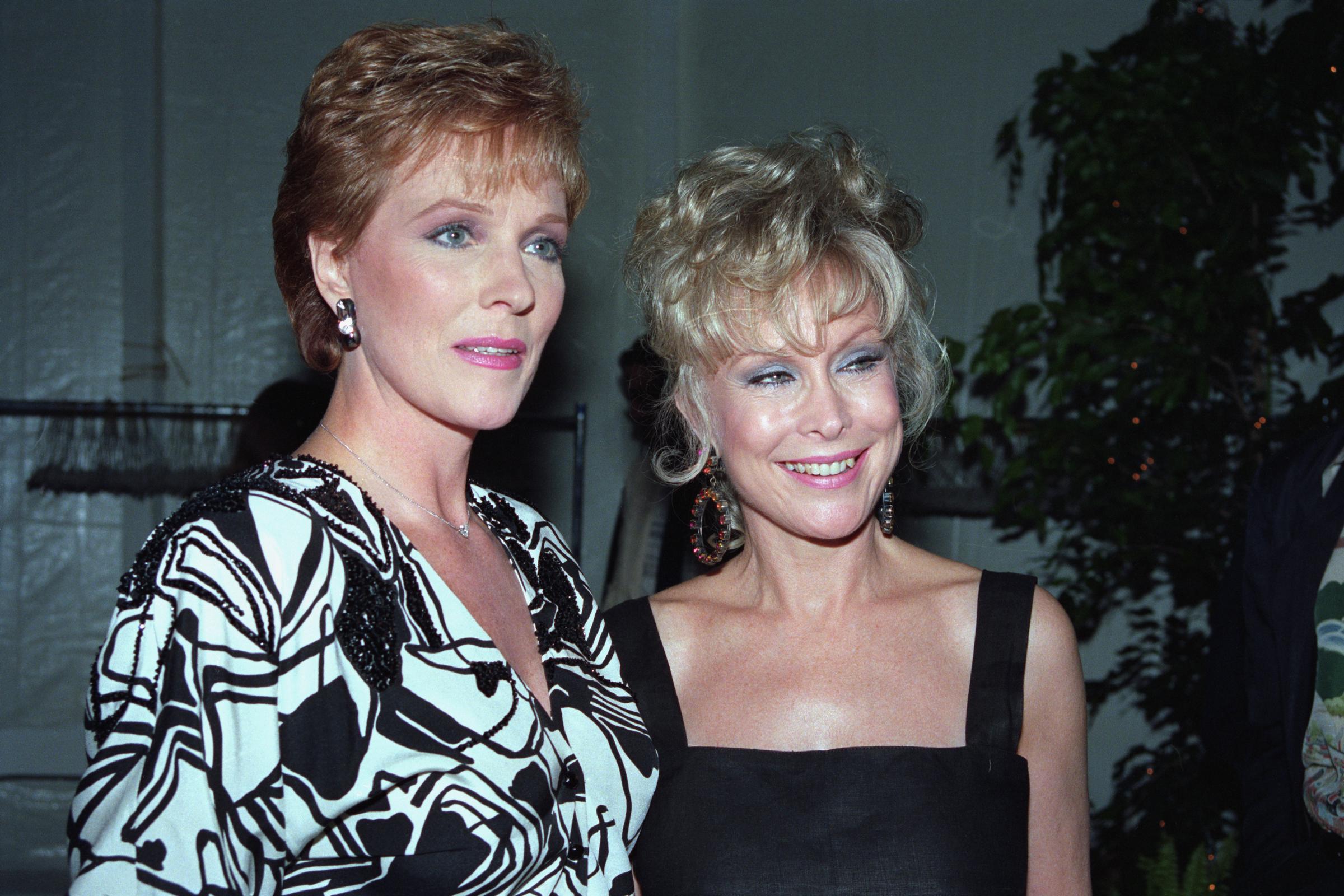 Julie Andrews et Barbara Eden assistent au dîner de bienfaisance et à la vente aux enchères à guichets fermés de l'Opération Californie chez Andrews et Blake Edwards en 1979. | Source : Getty Images