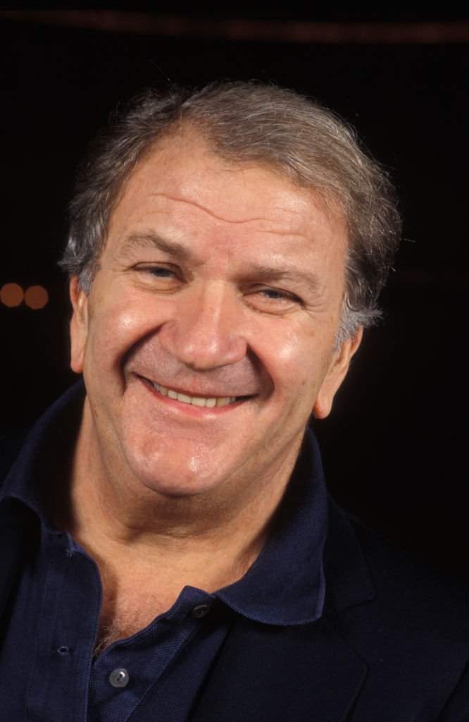 Portrait de Pierre Mondy, acteur, en novembre 1987 en France. | Photo : Getty Images