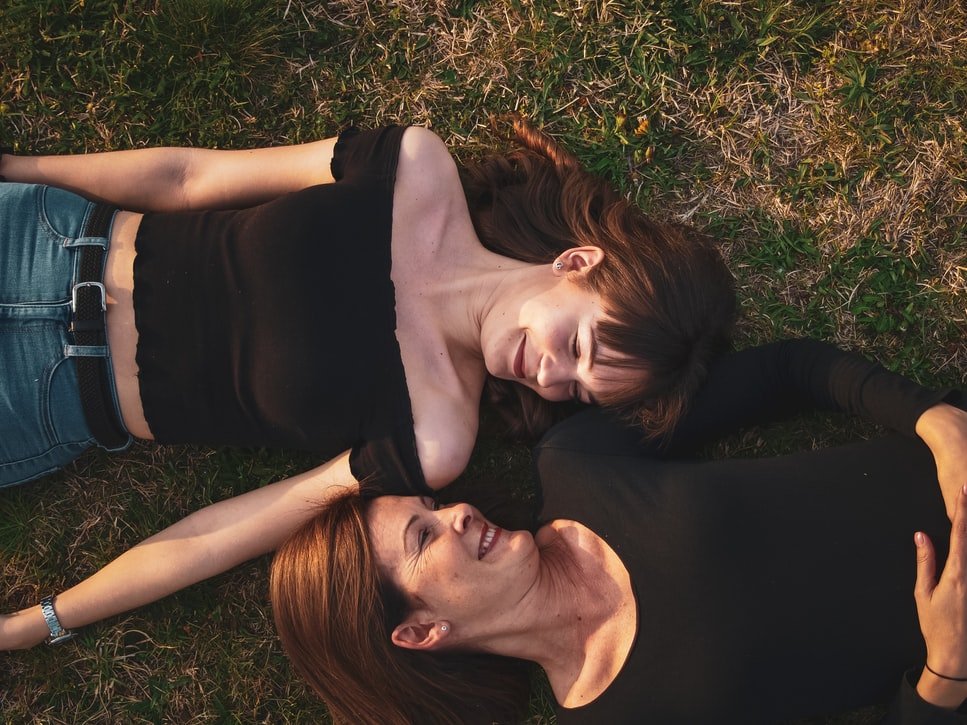 Femmes twos allongées sur l'herbe | Source : Unsplash