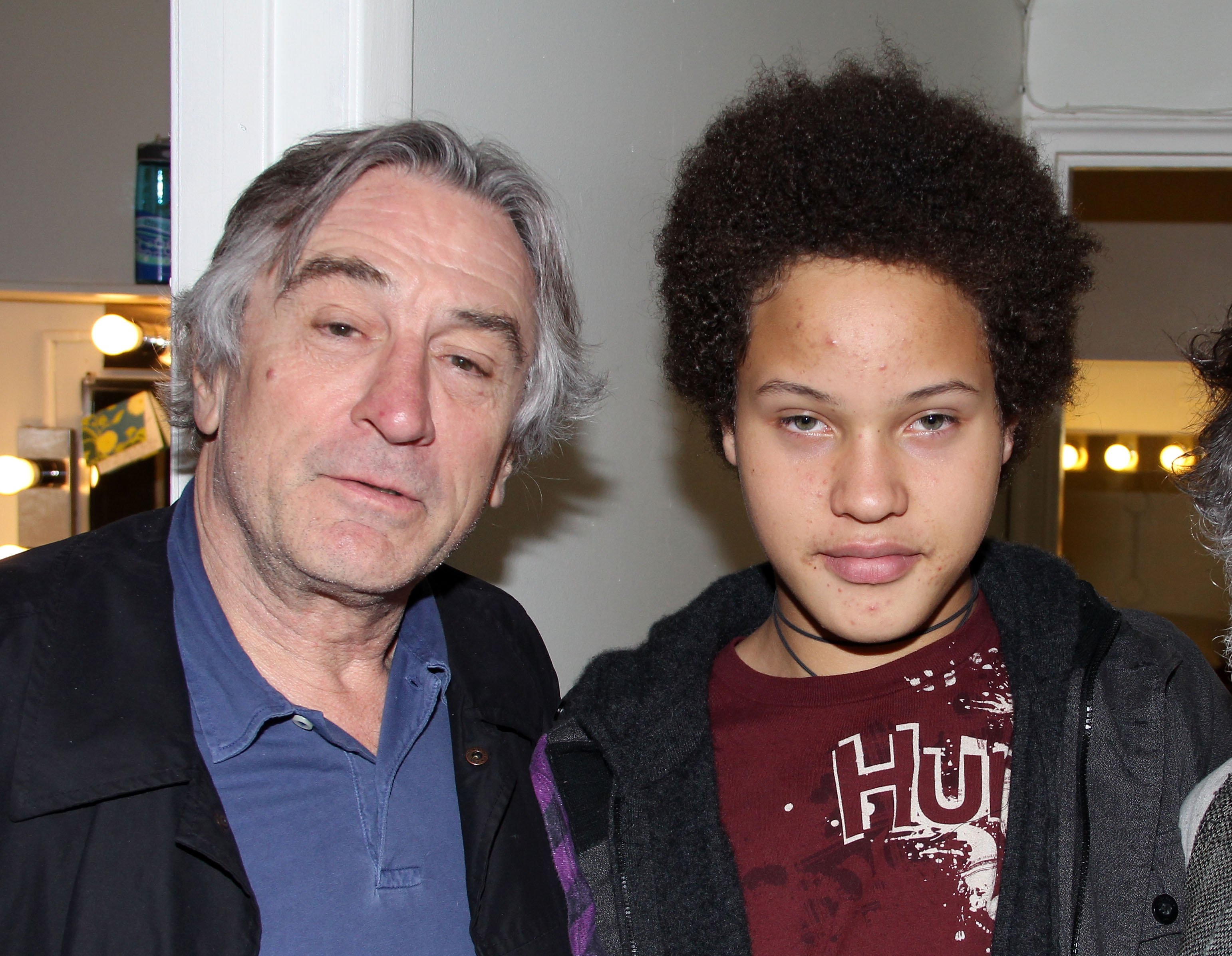 Robert De Niro et son fils Julian De Niro dans les coulisses de la pièce à succès "Bengal Tiger at the Baghdad Zoo" sur Broadway au Richard Rogers Theater le 24 avril 2011 à New York. | Source : Getty Images 