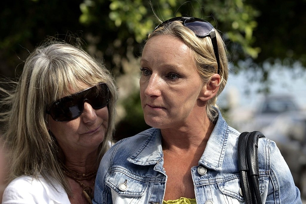 Kerry Grist et sa mère Christine Needham font une déclaration aux médias alors que la police britannique poursuit les recherches pour retrouver le fils de Mme Grist. | Photo : Getty Images