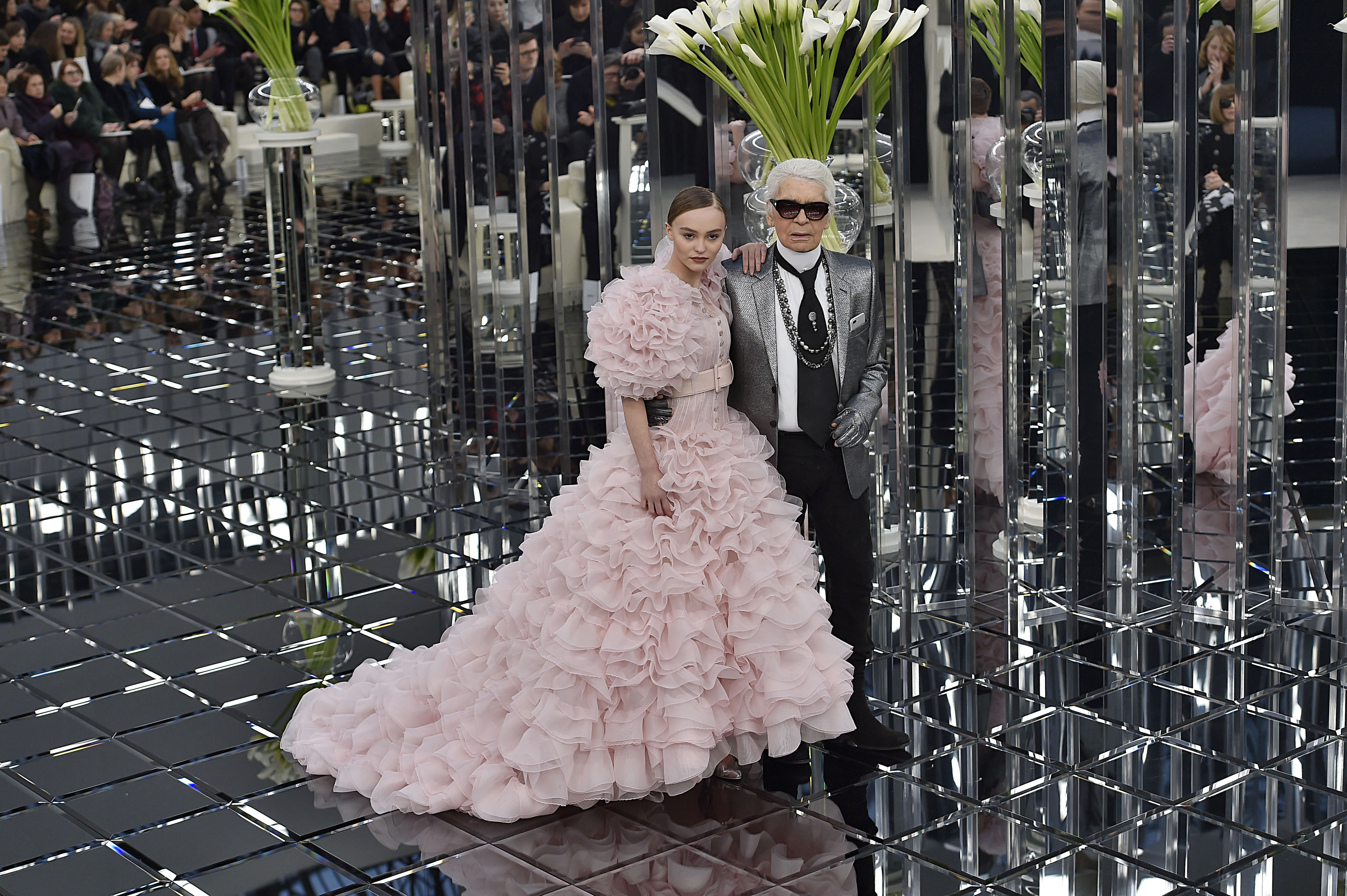 Lily-Rose Depp et Karl Lagerfeld le 24 janvier 2017 à Paris, France | Source : Getty Images