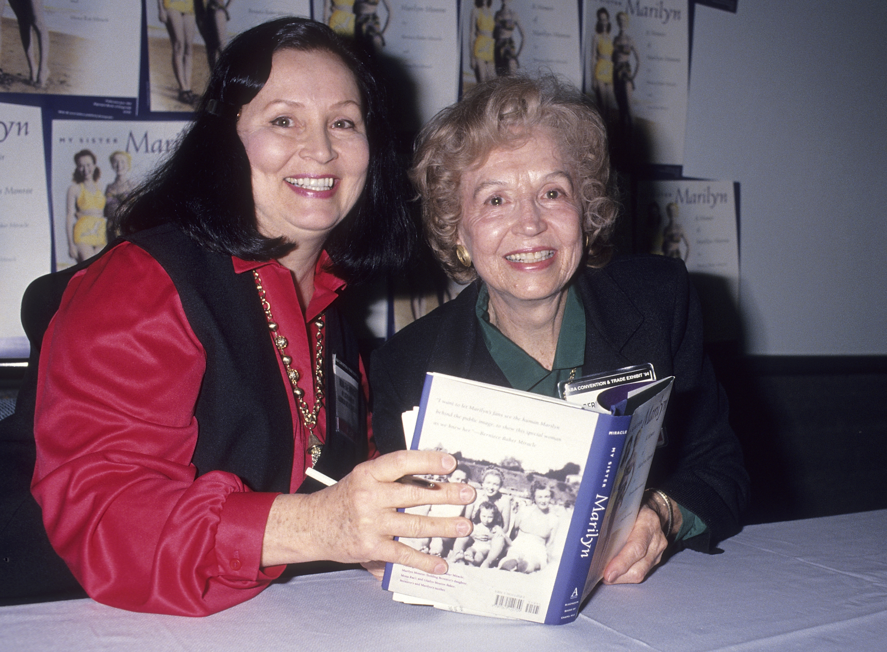 Berniece Baker Miracle et sa fille Mona Rae Miracke assistent à la 94e convention annuelle de l'American Booksellers Association le 28 mai 1994 à Los Angeles, Californie | Source : Getty Images