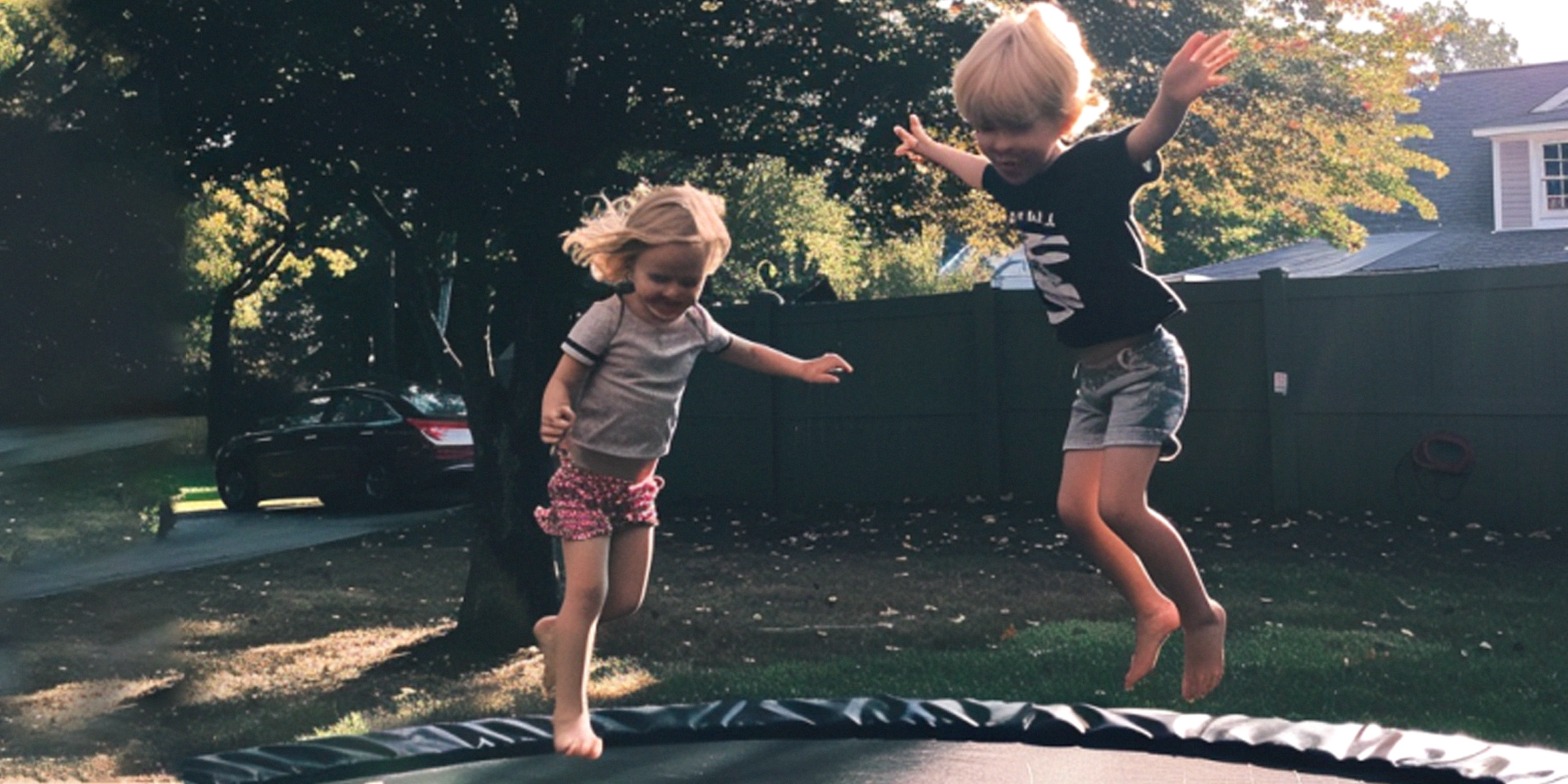 Enfants sur un trampoline | Source : Amomama