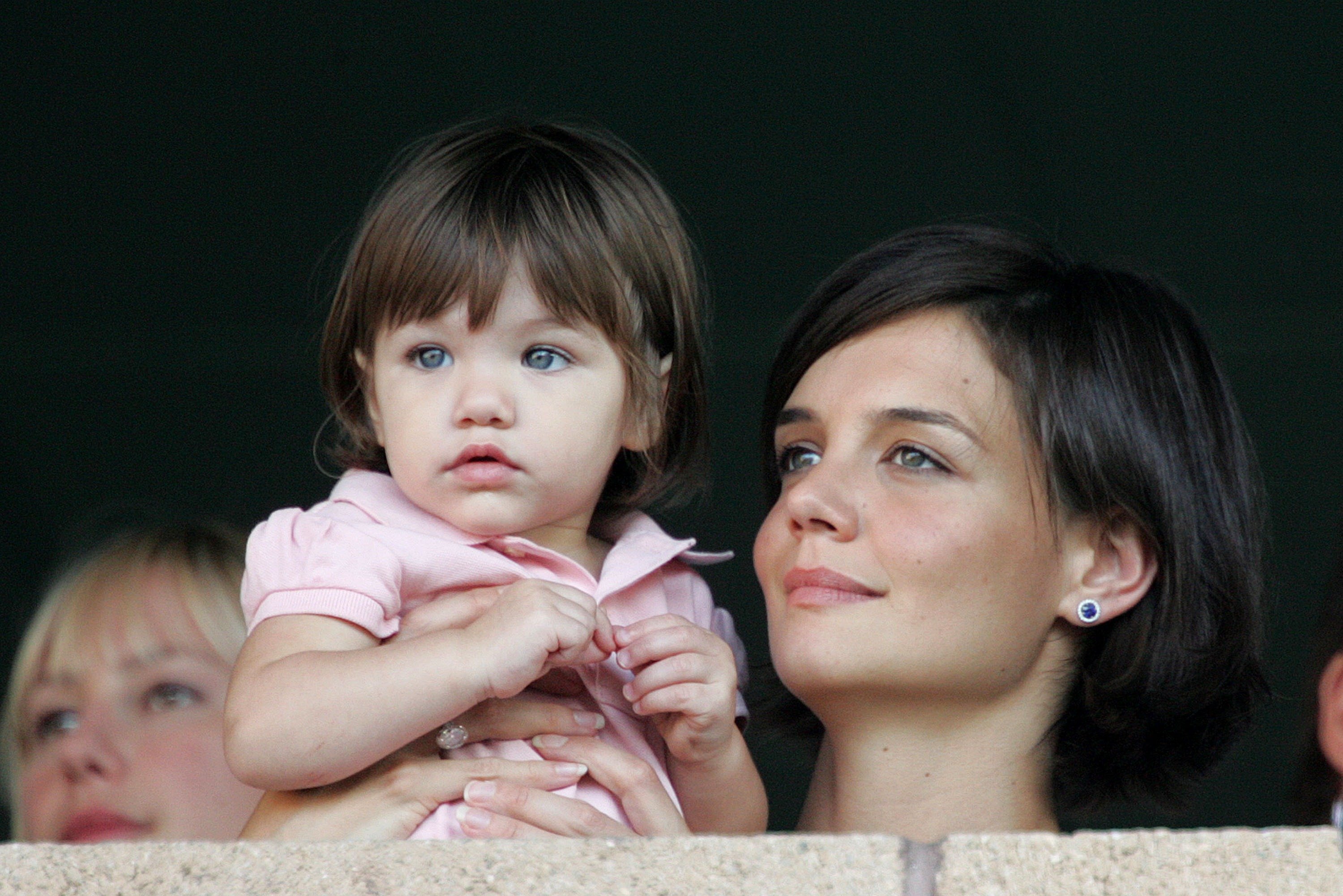 Katie Holmes et sa fille Suri regardent le match de football LA Galaxy contre Chelsea FC le 22 juillet 2007. | Source : Getty Images