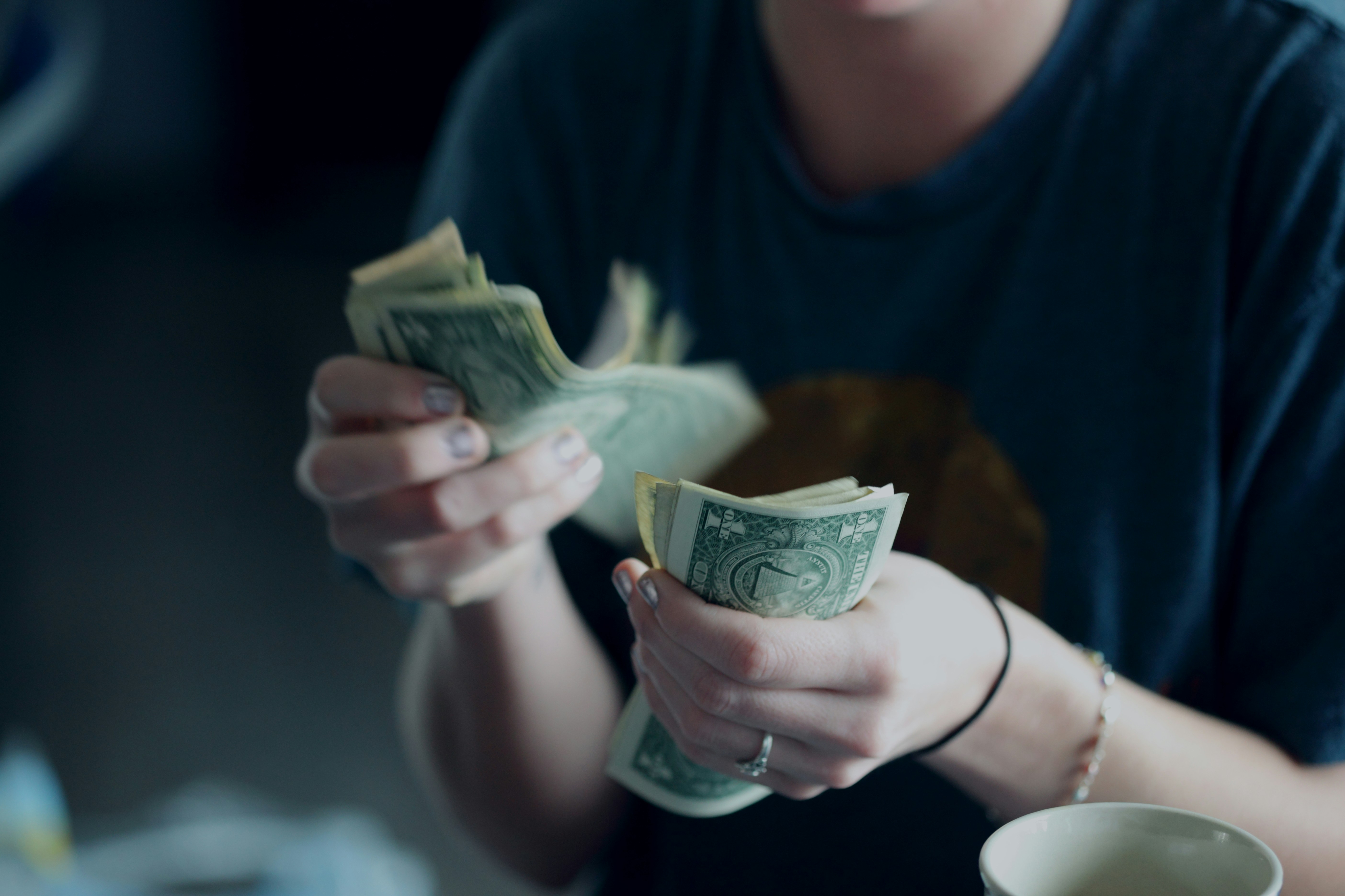 Une femme tenant de l'argent | Source : Pexels