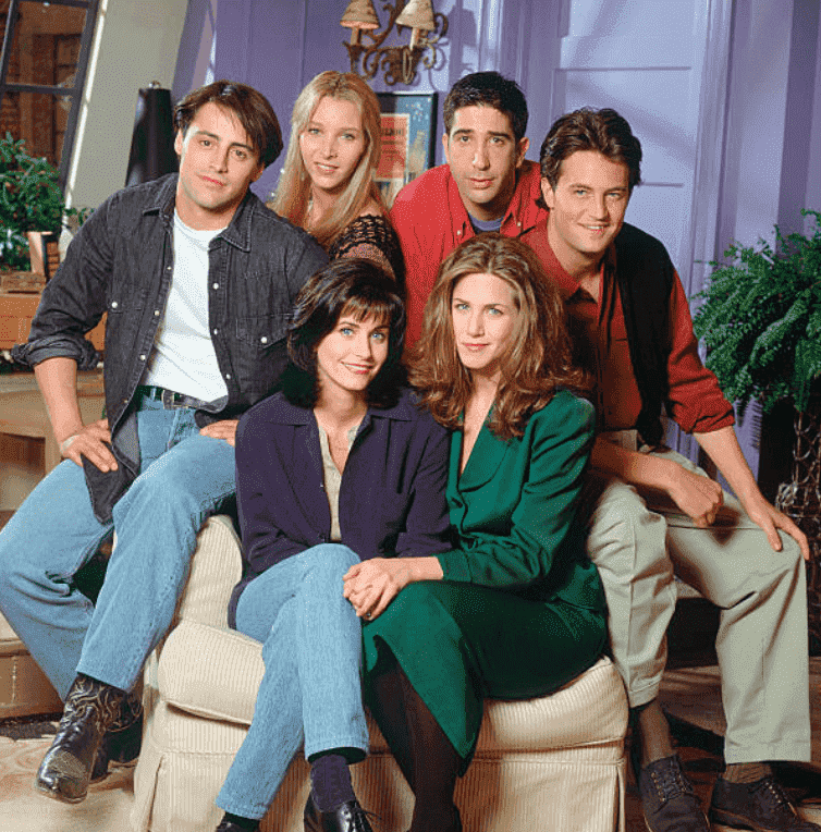 Courteney Cox, Matt LeBlanc, Lisa Kudrow, David Schwimmer, Matthew Perry et Jennifer Aniston sur le tournage de la sitcom NBC "Friends" le 14 juin 1994 | Source :  Getty Images