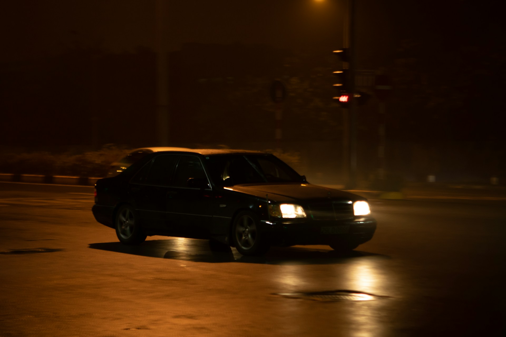 Une voiture sur la route la nuit | Source : Unsplash