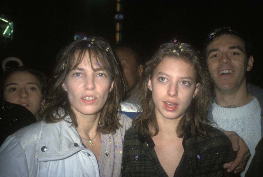 PARIS, FRANCE - 07 DECEMBRE: Jane Birkin et sa fille Kate Barry lors de la fête de SOS Racisme le 7 décembre 1985 à Paris, France. (Photo by Mohamed LOUNES/Gamma-Rapho via Getty Images)